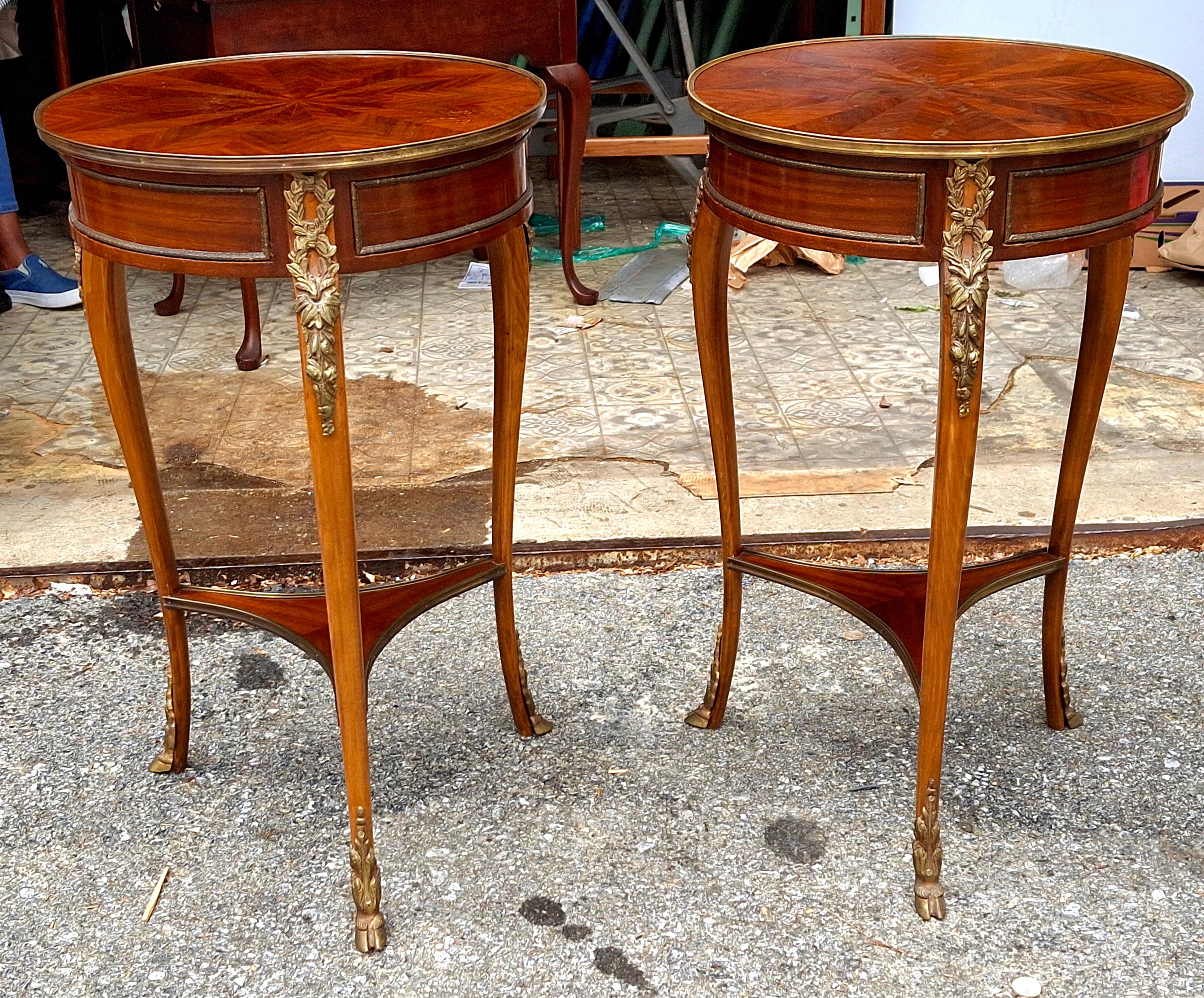 Pareja de mesas auxiliares de caoba de estilo Luis XV montadas en metal dorado mixto con parquet de madera de frutal
Mide 17,5