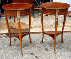 Paar Beistelltische aus Mahagoni mit vergoldetem Metall und Parkett im Louis XV-Stil