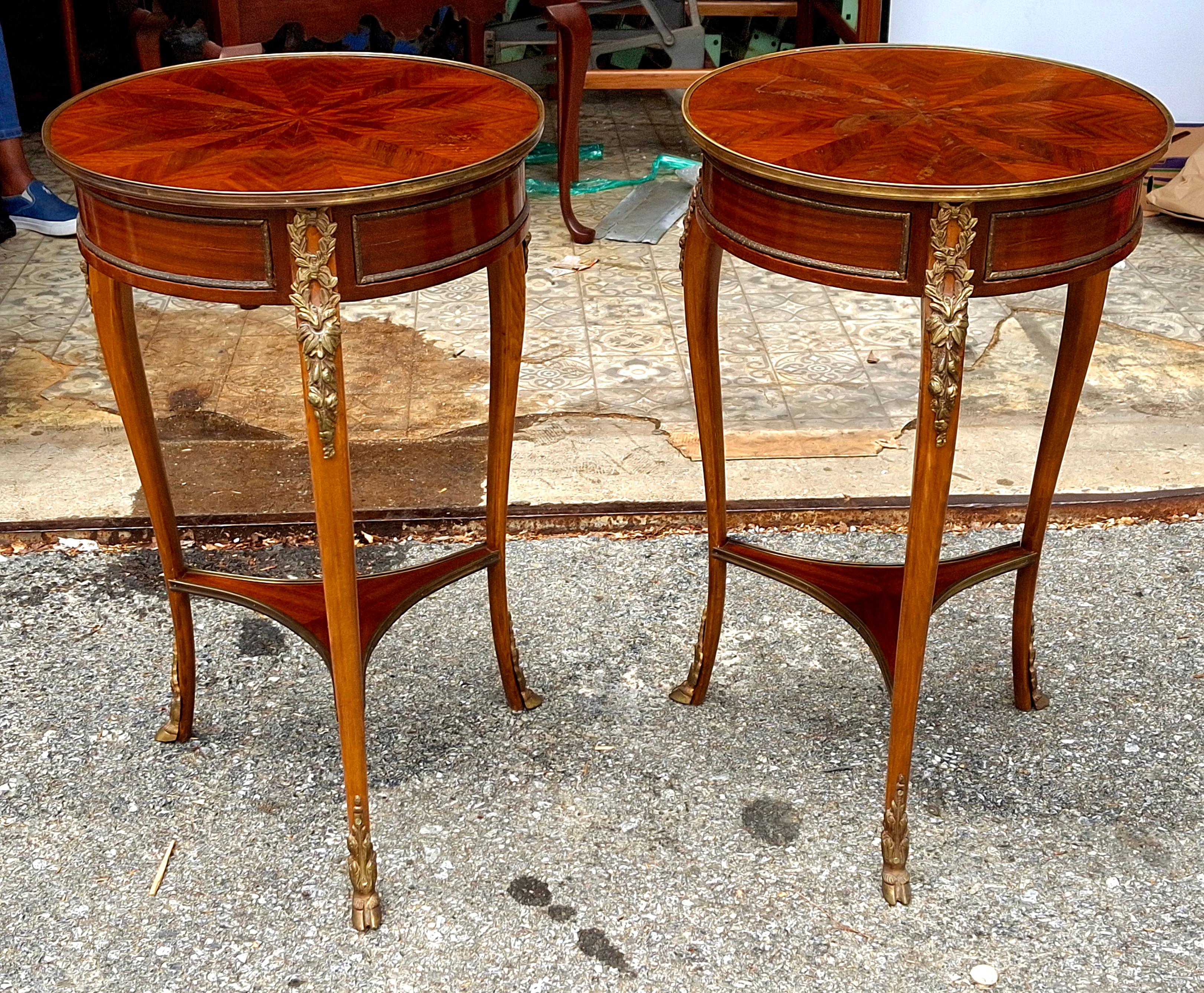 Pareja de mesas auxiliares de caoba dorada con montura de metal y parquet estilo Luis XV Estadounidense en venta