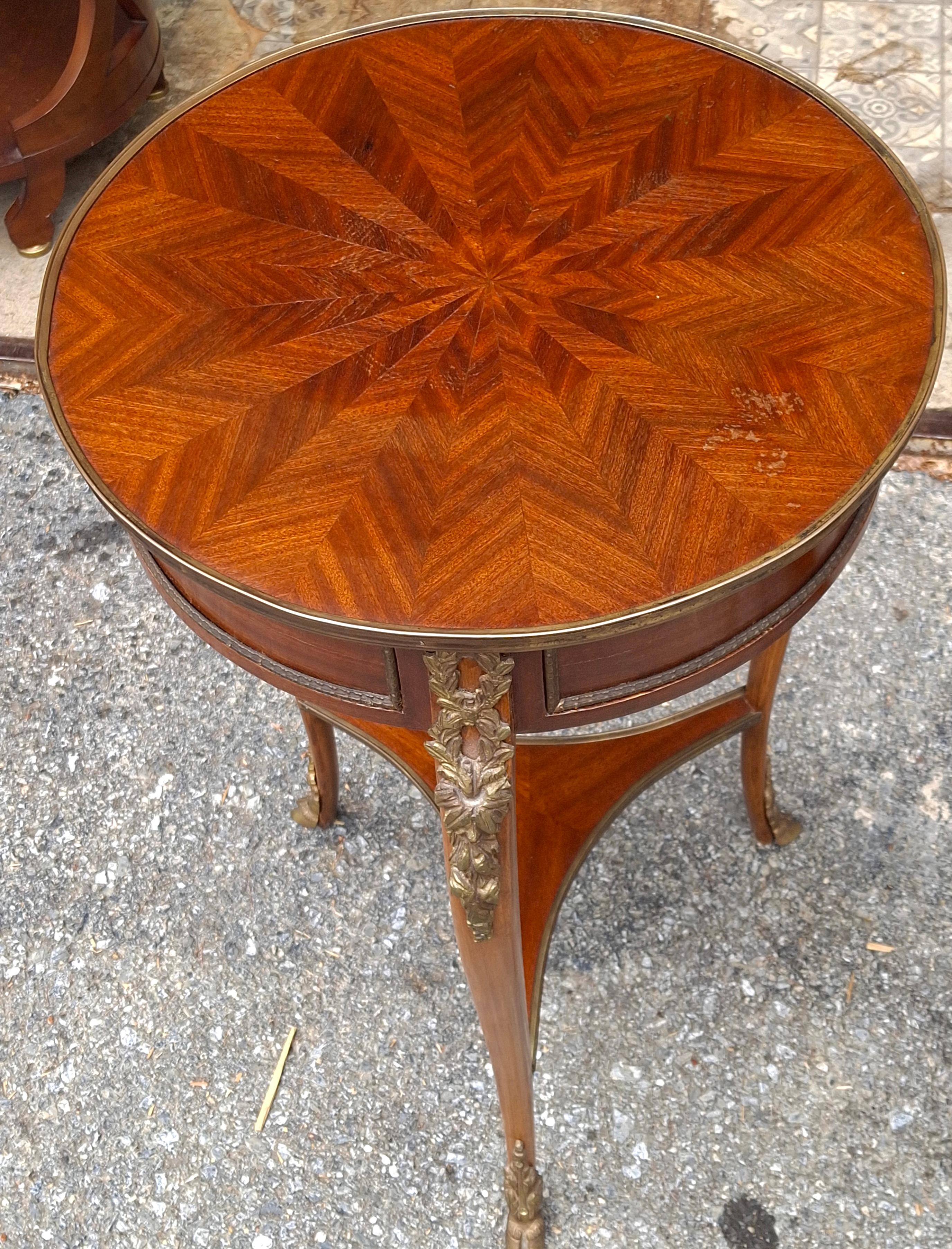 Pareja de mesas auxiliares de caoba dorada con montura de metal y parquet estilo Luis XV Entarimado en venta