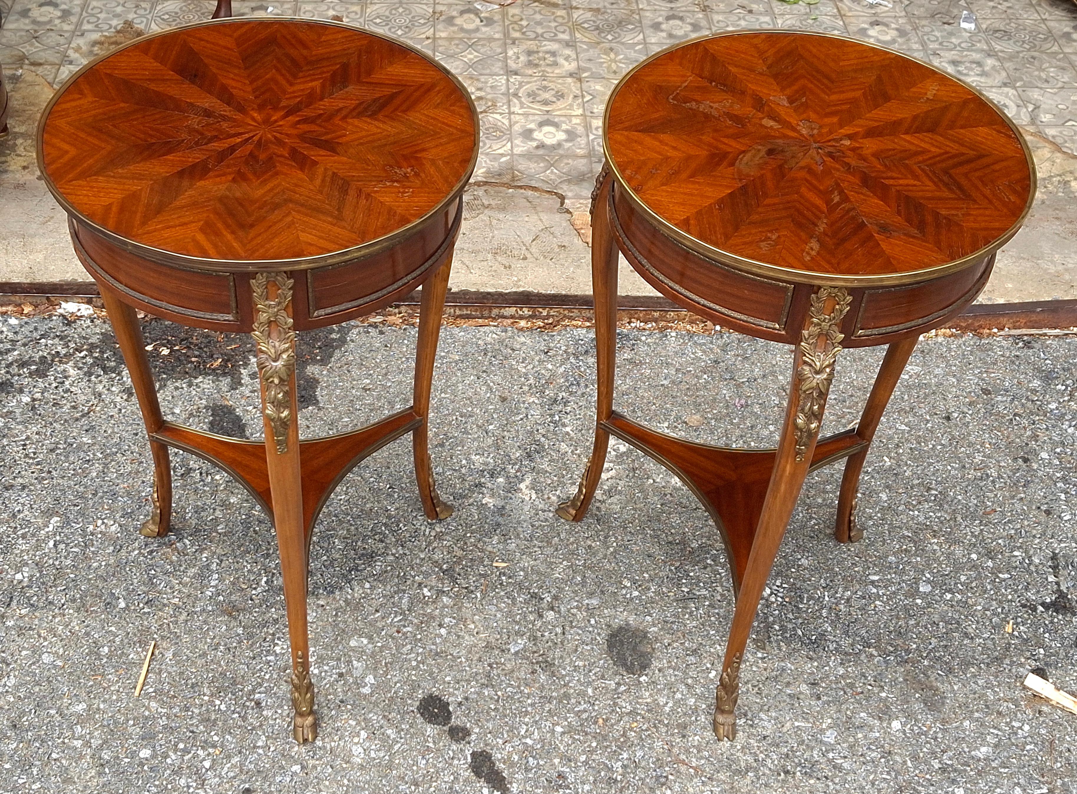 Pareja de mesas auxiliares de caoba dorada con montura de metal y parquet estilo Luis XV siglo XX en venta