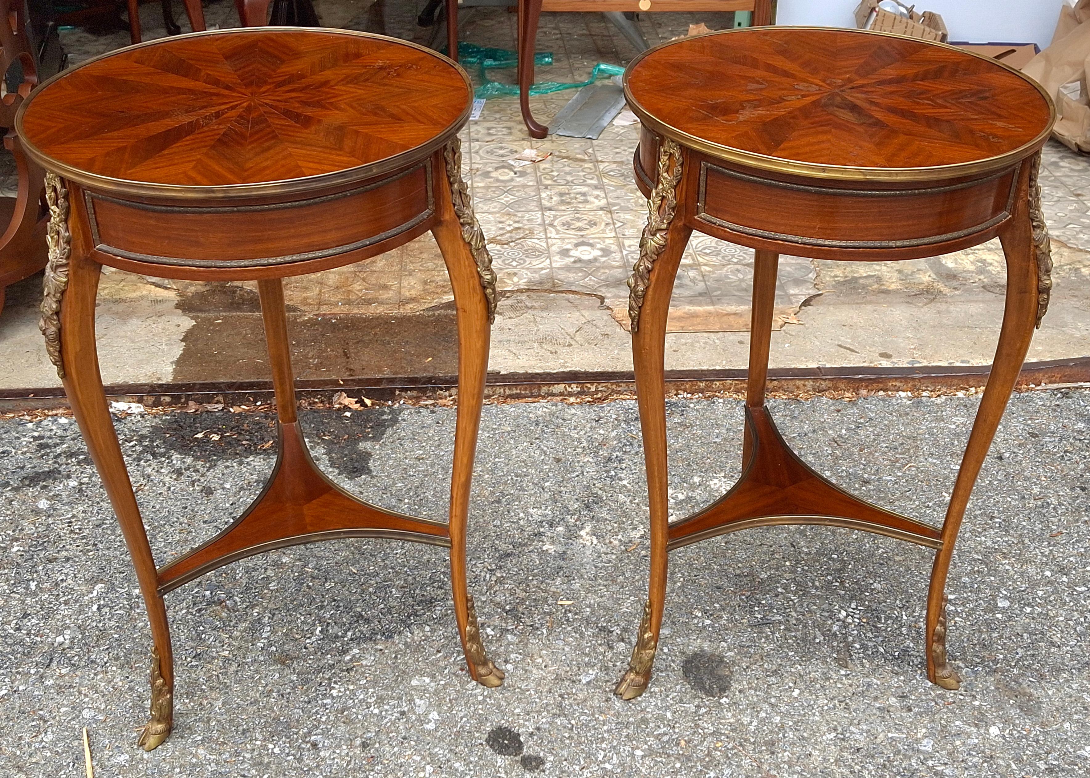Pareja de mesas auxiliares de caoba dorada con montura de metal y parquet estilo Luis XV en venta 1