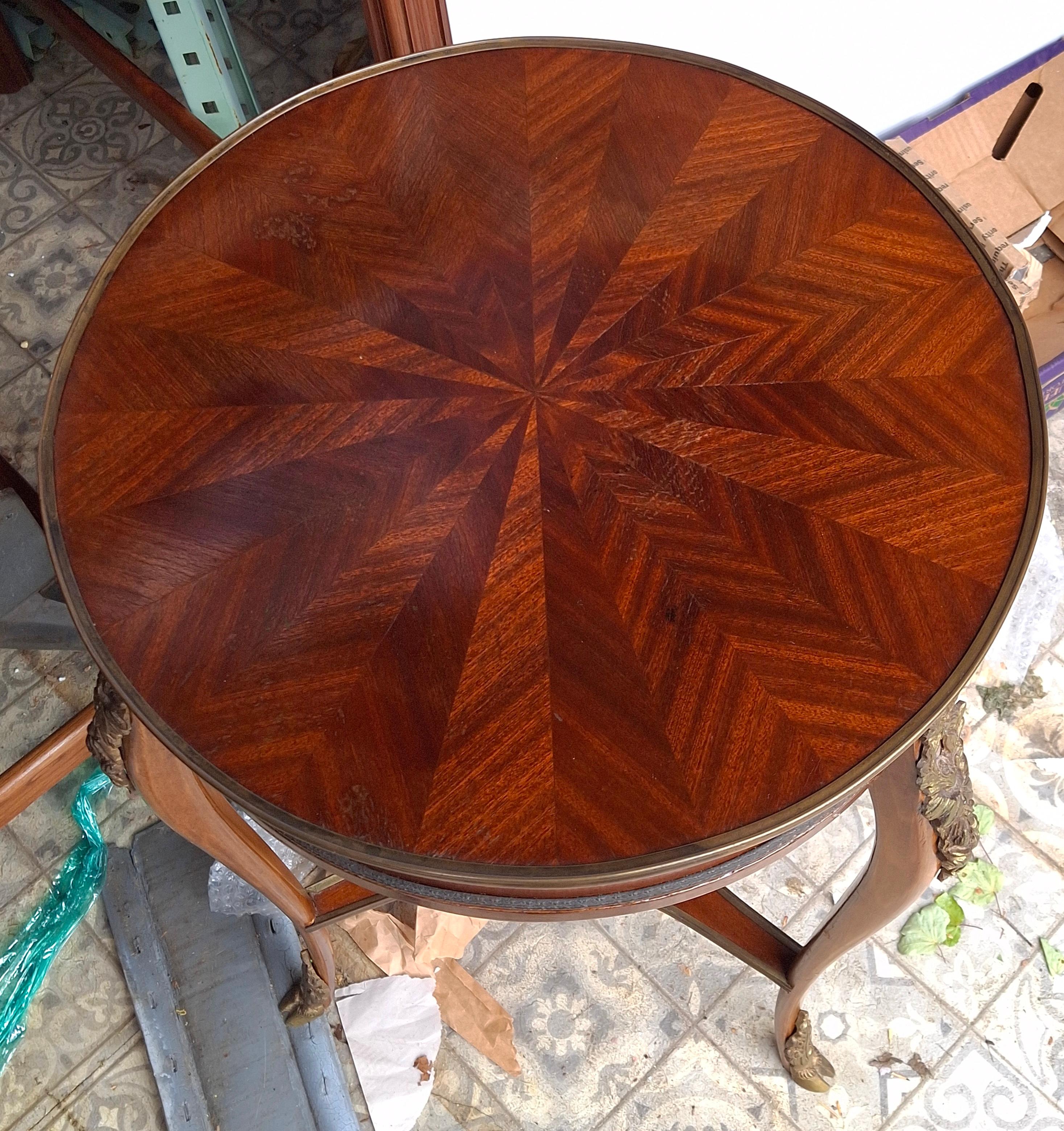 Pareja de mesas auxiliares de caoba dorada con montura de metal y parquet estilo Luis XV en venta 2