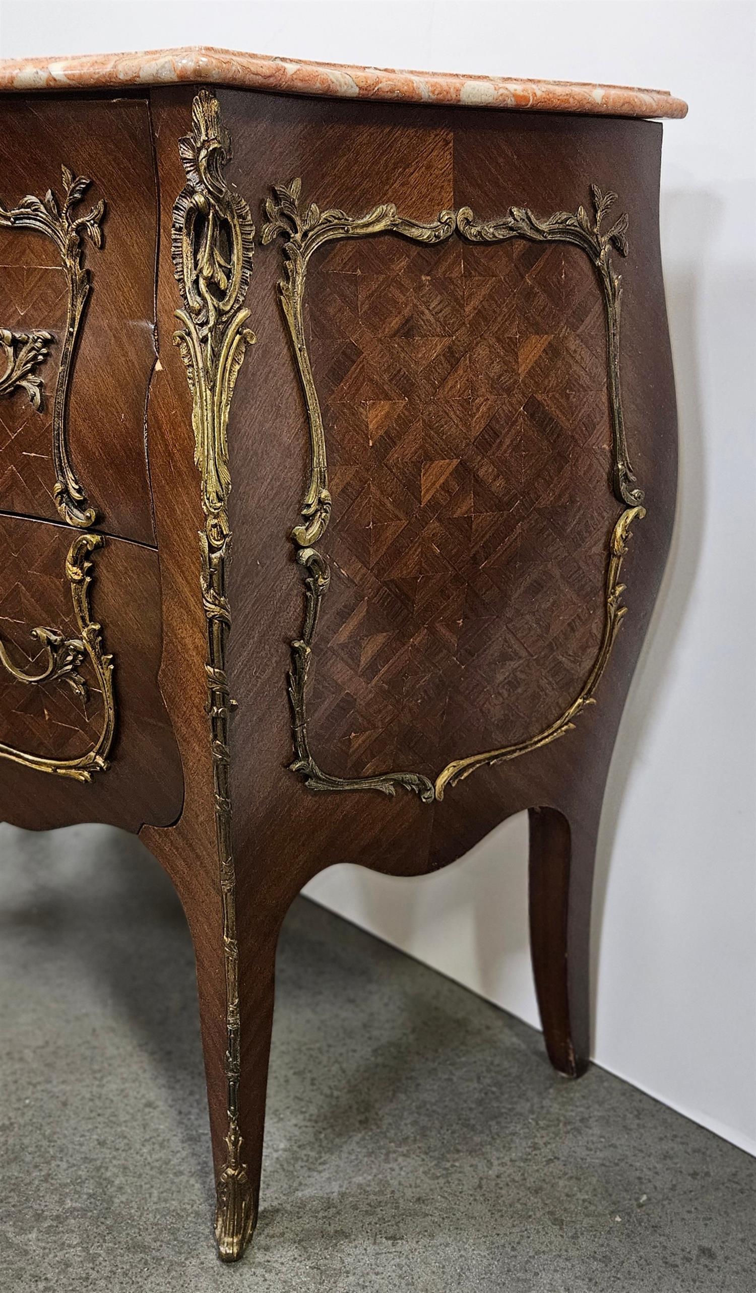 Coppia di commodes in stile Luigi XV in legno di Re e marmo con piano in marmo, 20° secolo in vendita 4