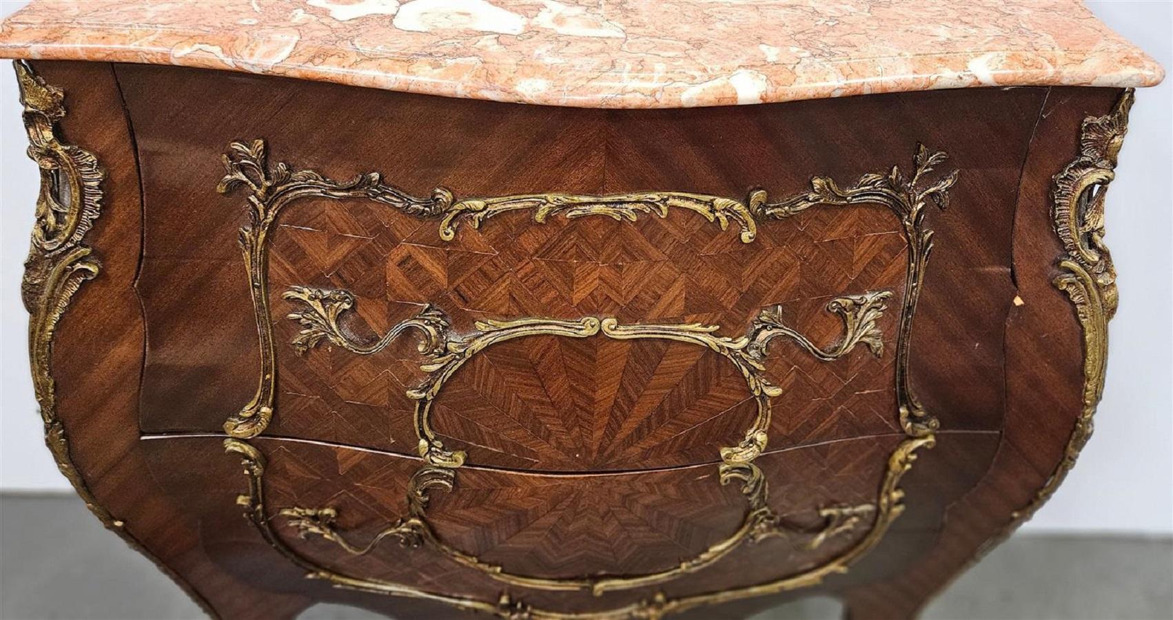 Coppia di commodes in stile Luigi XV in legno di re e marmo rouge e piano in marmo bianco modellato
