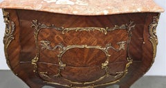 Paire de commodes de style Louis XV en bois de roi et plateau de marbre Plateau de marbre, 20e siècle