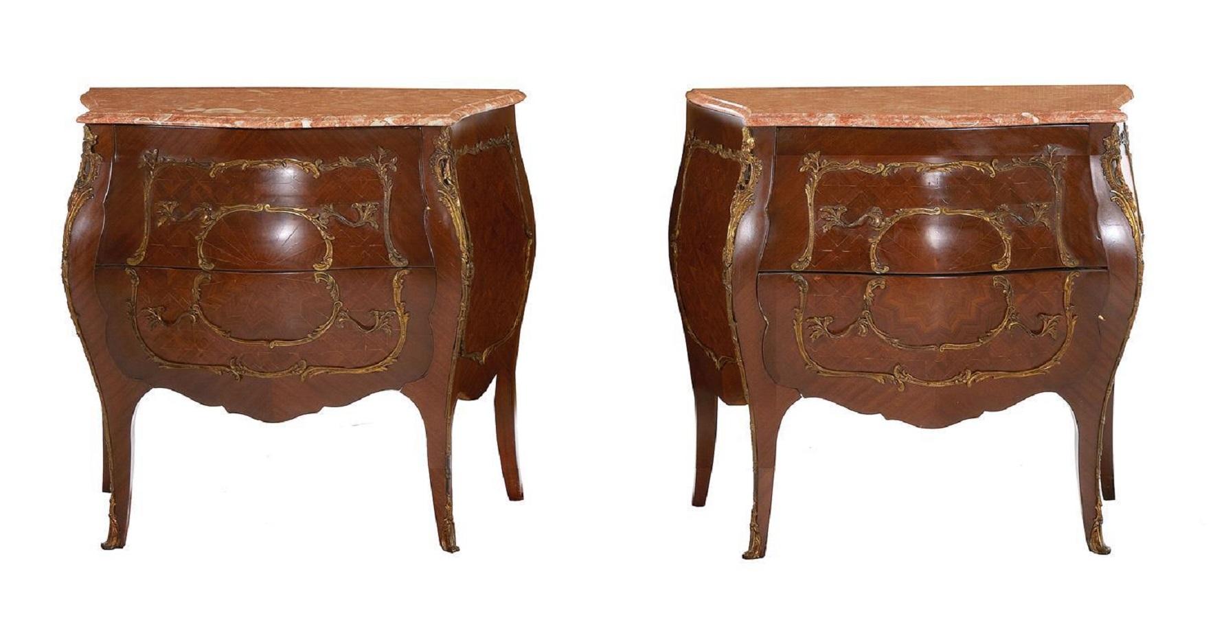 Coppia di commodes in stile Luigi XV in legno di Re e marmo con piano in marmo, 20° secolo In condizioni buone in vendita a Savannah, GA