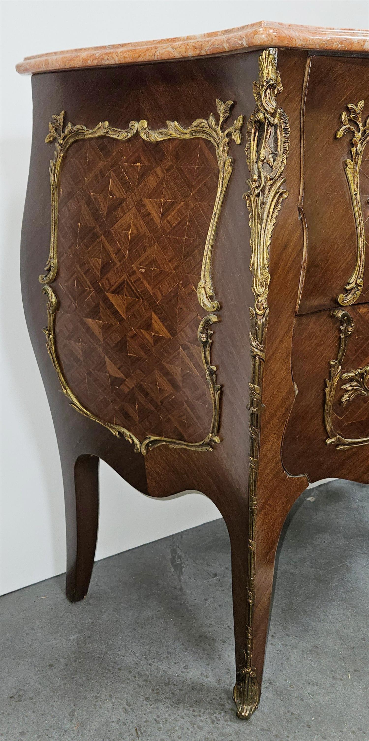 Marmo Coppia di commodes in stile Luigi XV in legno di Re e marmo con piano in marmo, 20° secolo in vendita