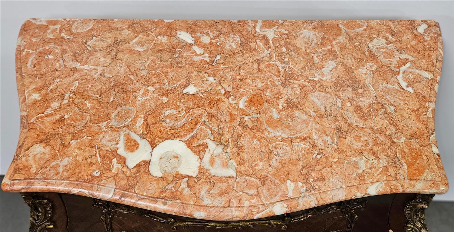 Coppia di commodes in stile Luigi XV in legno di Re e marmo con piano in marmo, 20° secolo in vendita 2