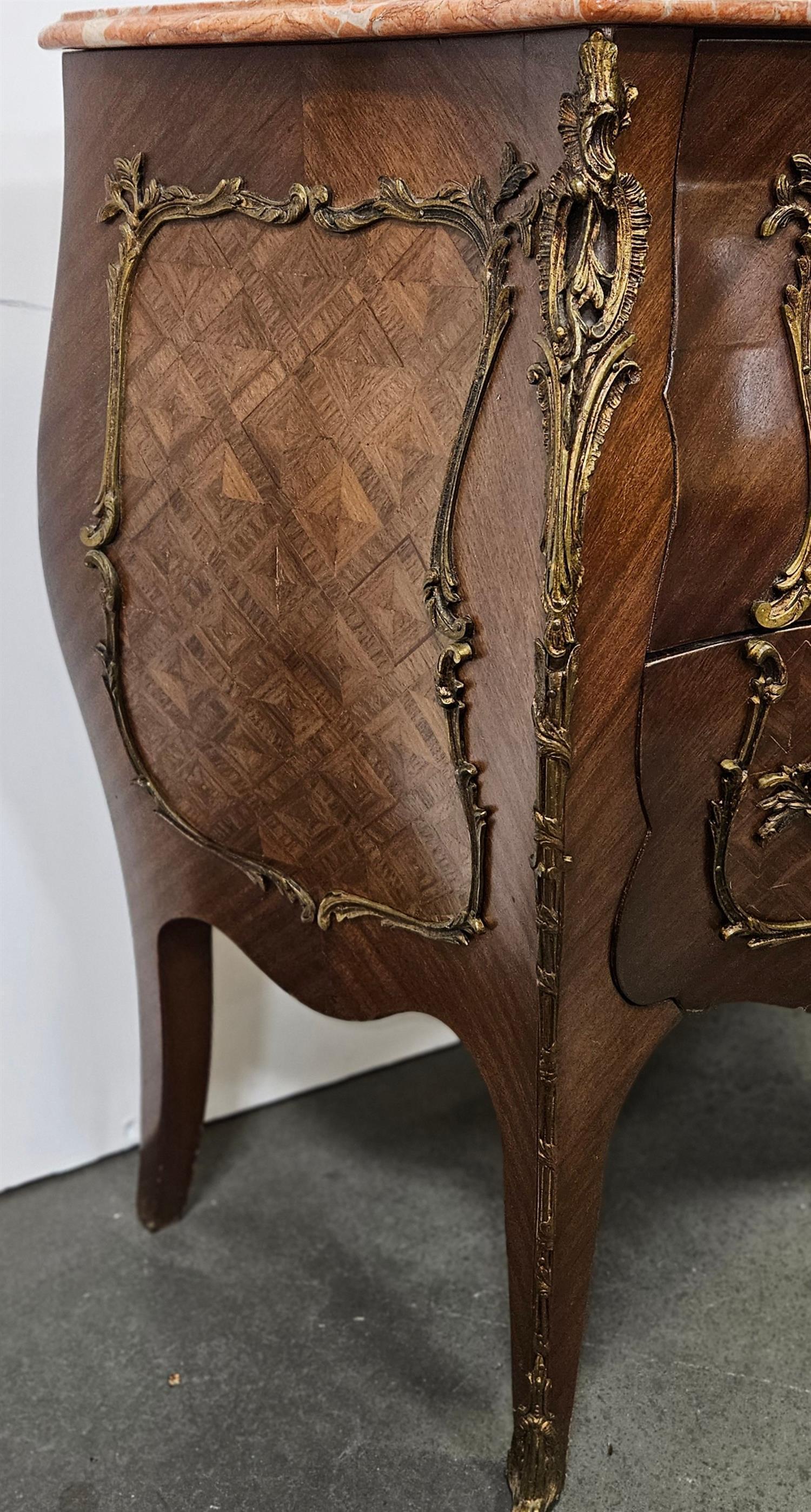 Coppia di commodes in stile Luigi XV in legno di Re e marmo con piano in marmo, 20° secolo in vendita 3