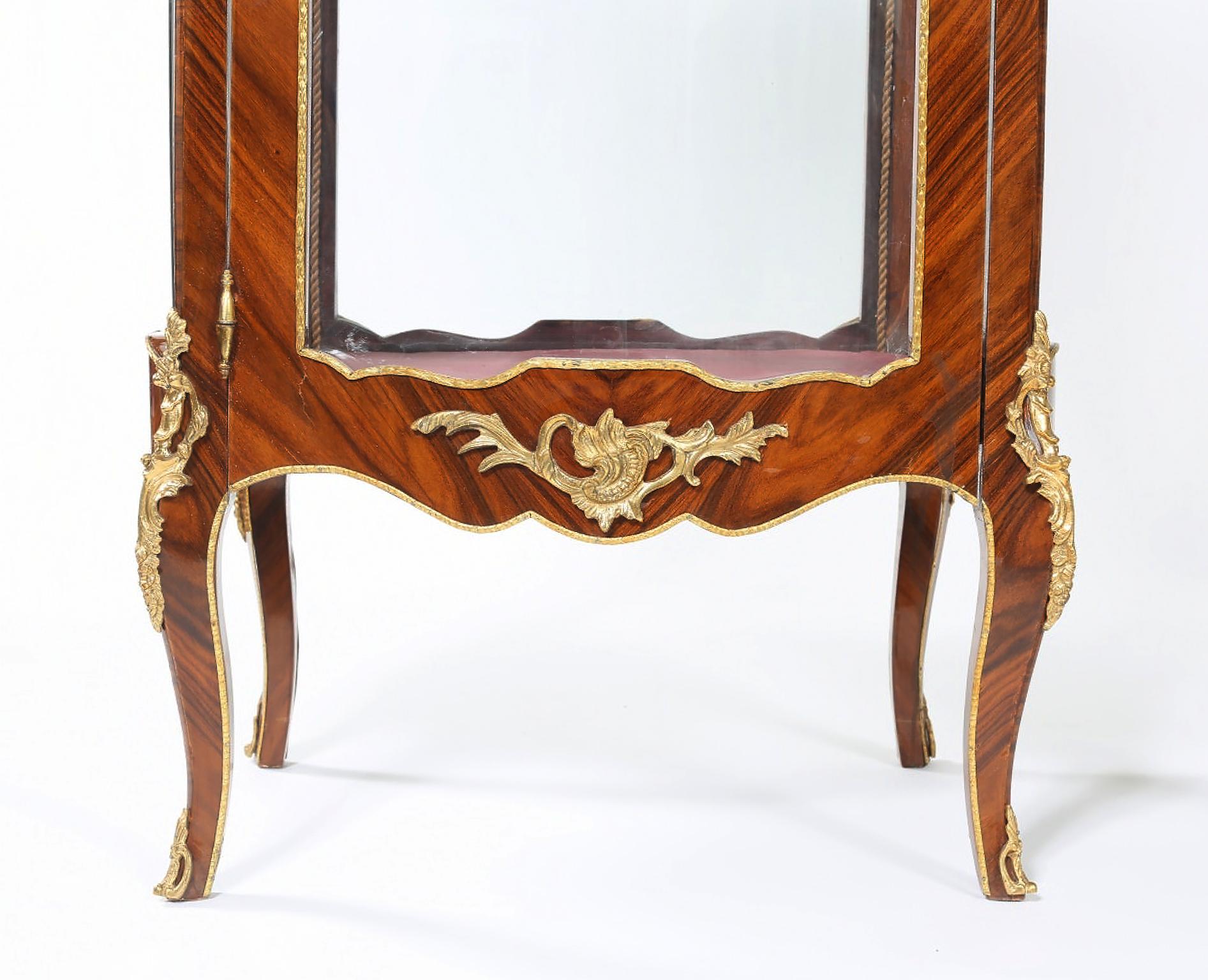 Pair Louis XV Style Kingwood Veneered Vitrine In Good Condition In Tarry Town, NY