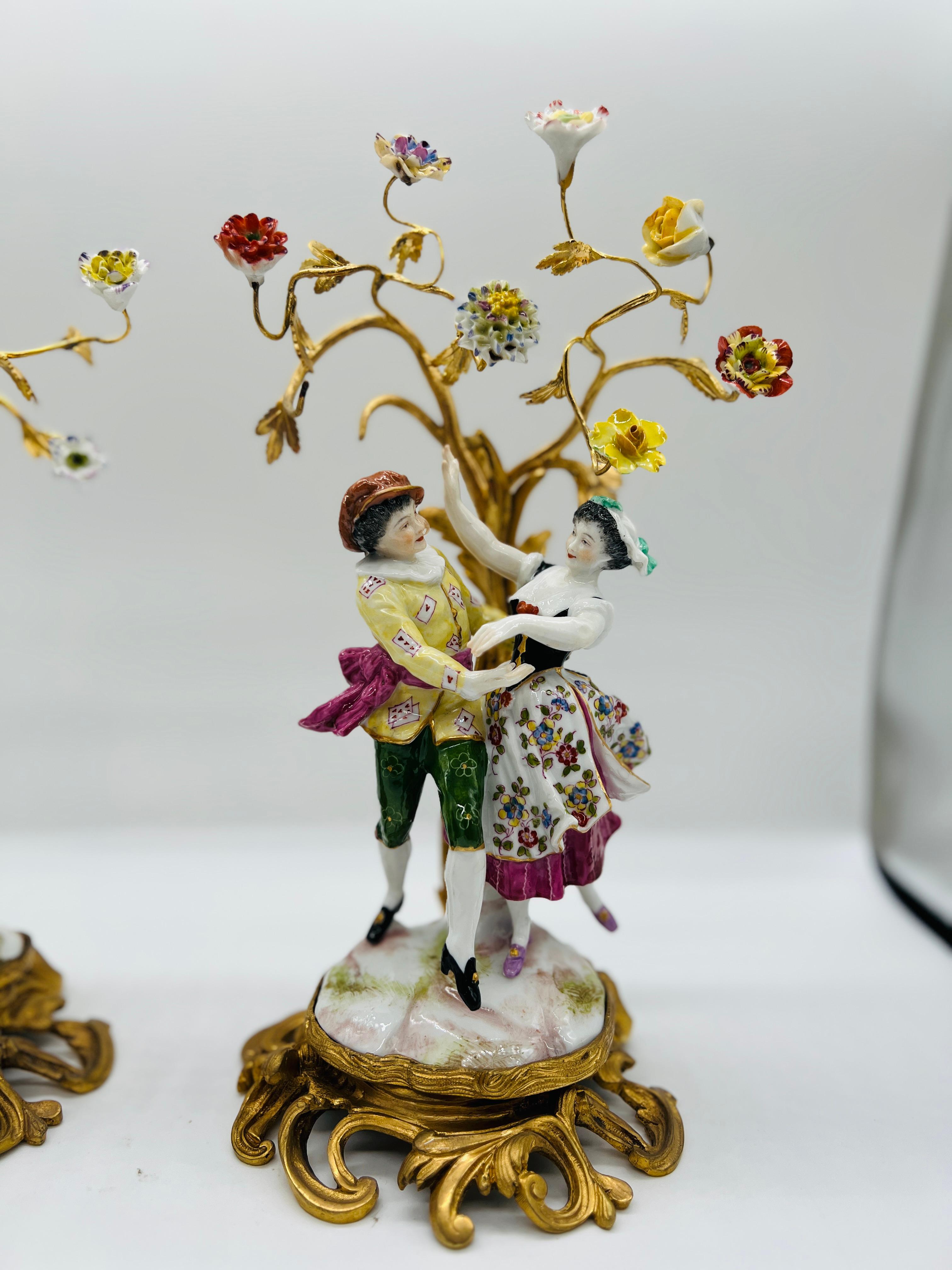 Pareja, Figuras Florales de Porcelana Estilo Luis XV Firmadas en Bronce Dorado y Samson C 1880 en Bueno estado para la venta en Atlanta, GA