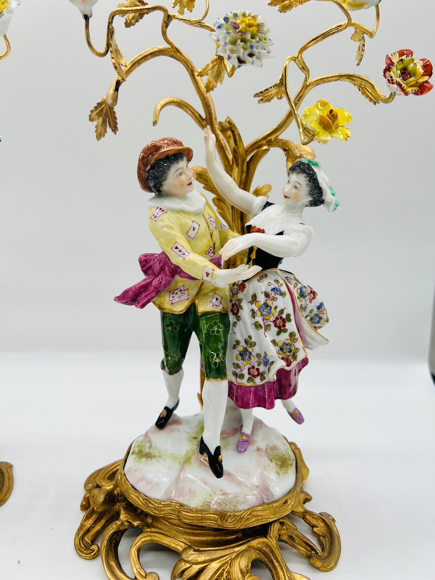 Pareja, Figuras Florales de Porcelana Estilo Luis XV Firmadas en Bronce Dorado y Samson C 1880 en venta 1