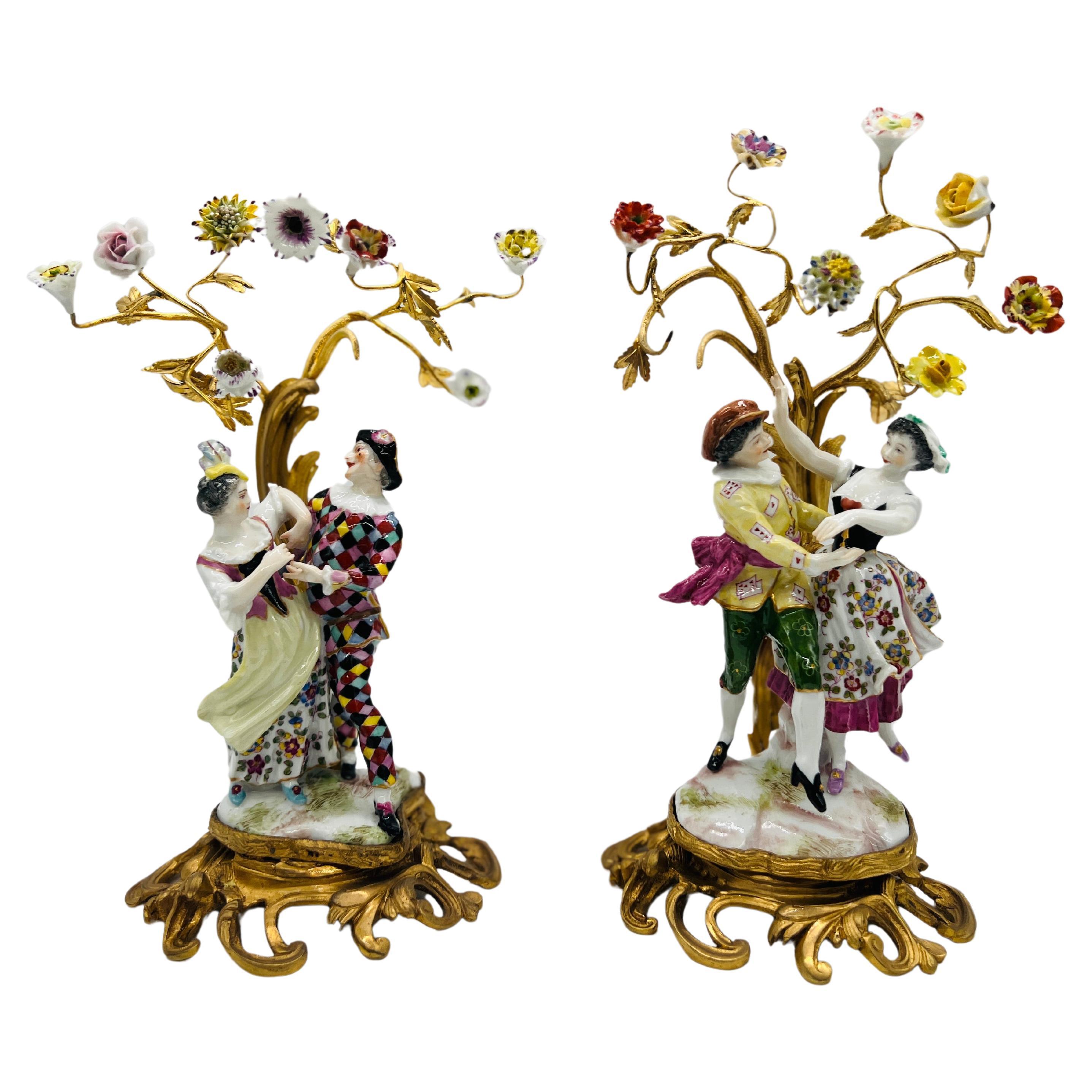 Pareja, Figuras Florales de Porcelana Estilo Luis XV Firmadas en Bronce Dorado y Samson C 1880 en venta