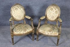 Paire de fauteuils rembourrés à cadre doré de style Louis XVI