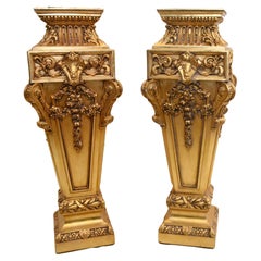 Paire de piédestaux Louis XVI dorés avec plateau en marbre français