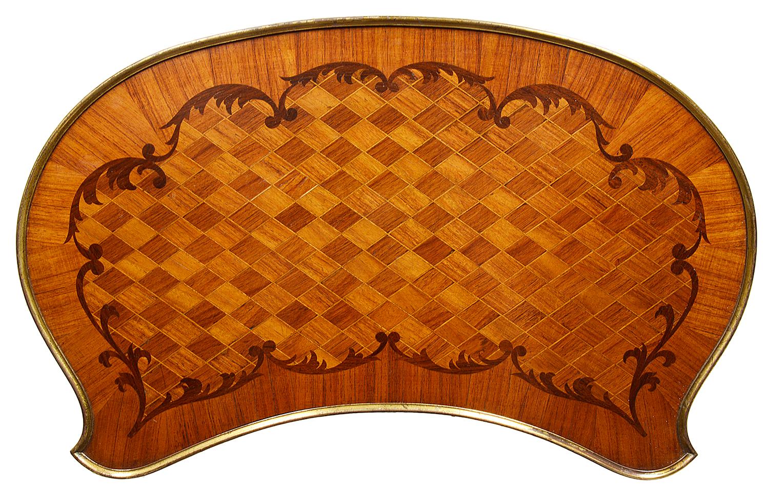 Beistelltische mit Intarsien im Louis-XVI-Stil, um 1900, Paar (Furnier) im Angebot