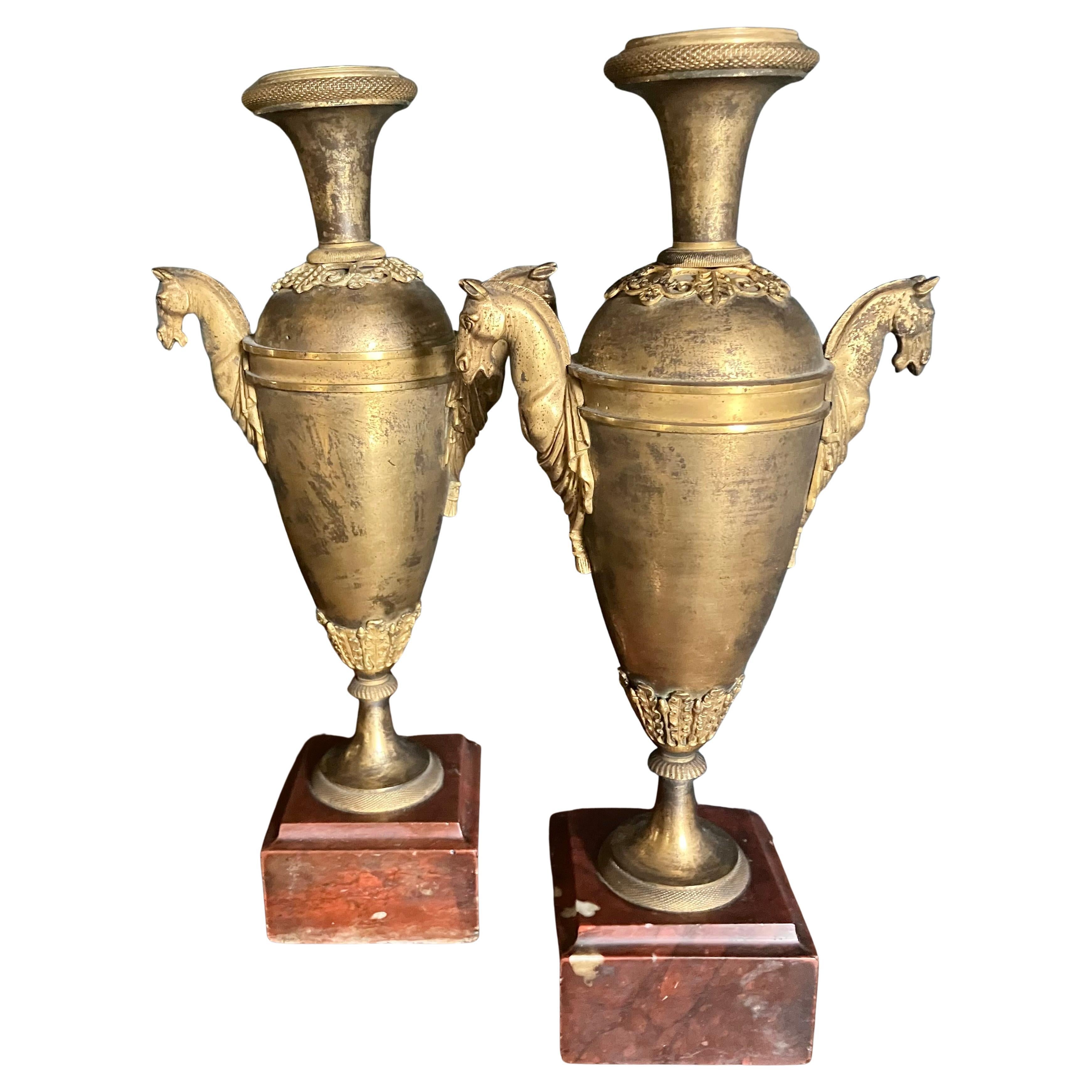 Paar Louis XVI Ormolu Bronze Pferd behandelt Urne Leuchter im Angebot