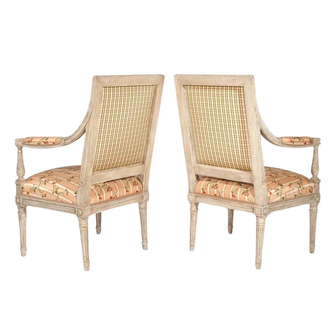 Peint à la main Paire de Fauteuils peints Louis XVI avec tissu en soie Rosebud en vente