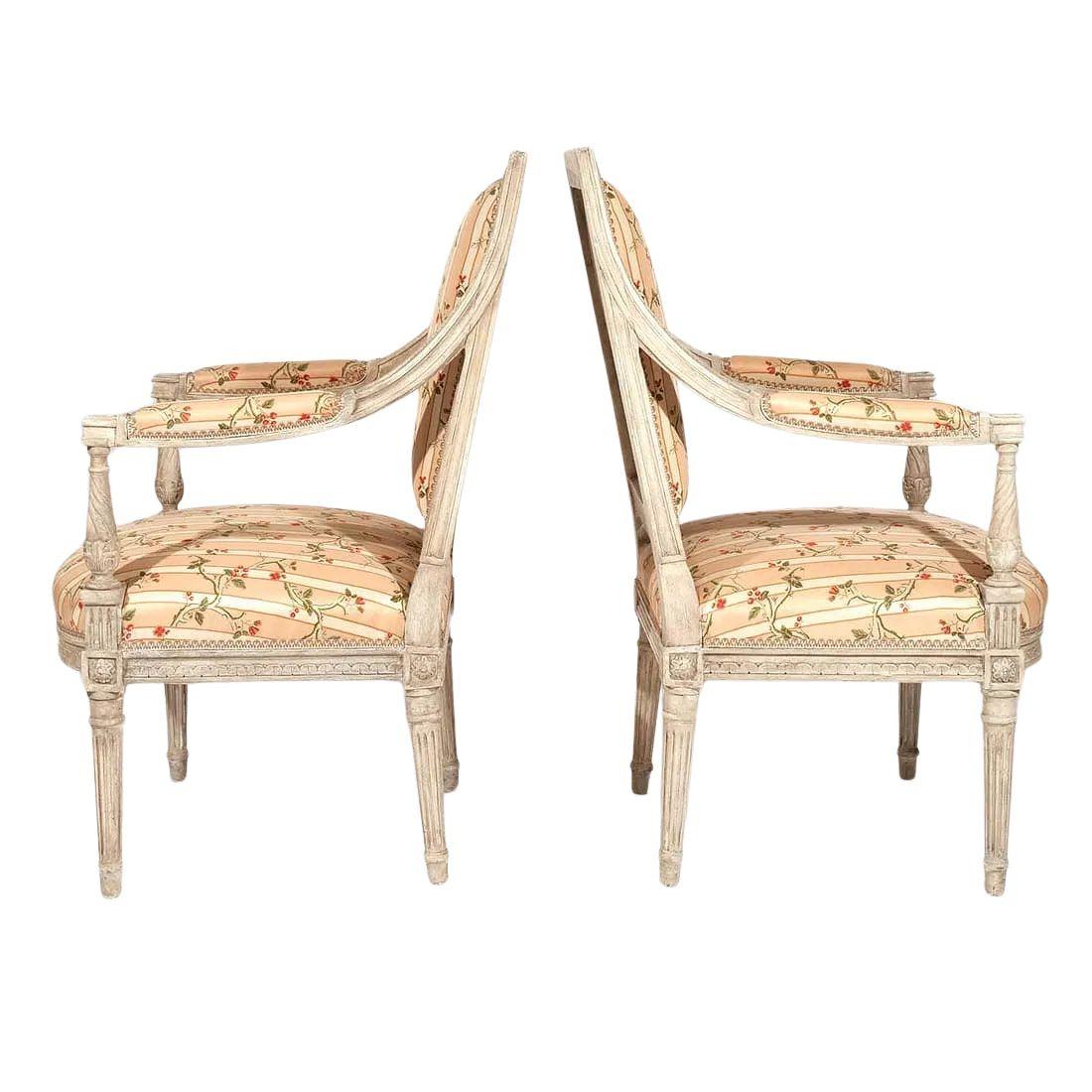 Paire de Fauteuils peints Louis XVI avec tissu en soie Rosebud Bon état - En vente à Locust Valley, NY