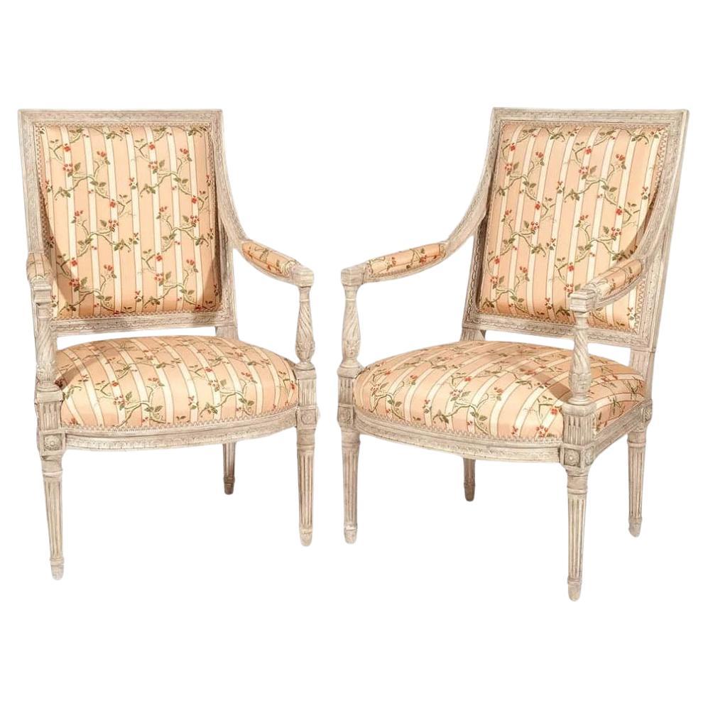 Paire de Fauteuils peints Louis XVI avec tissu en soie Rosebud en vente