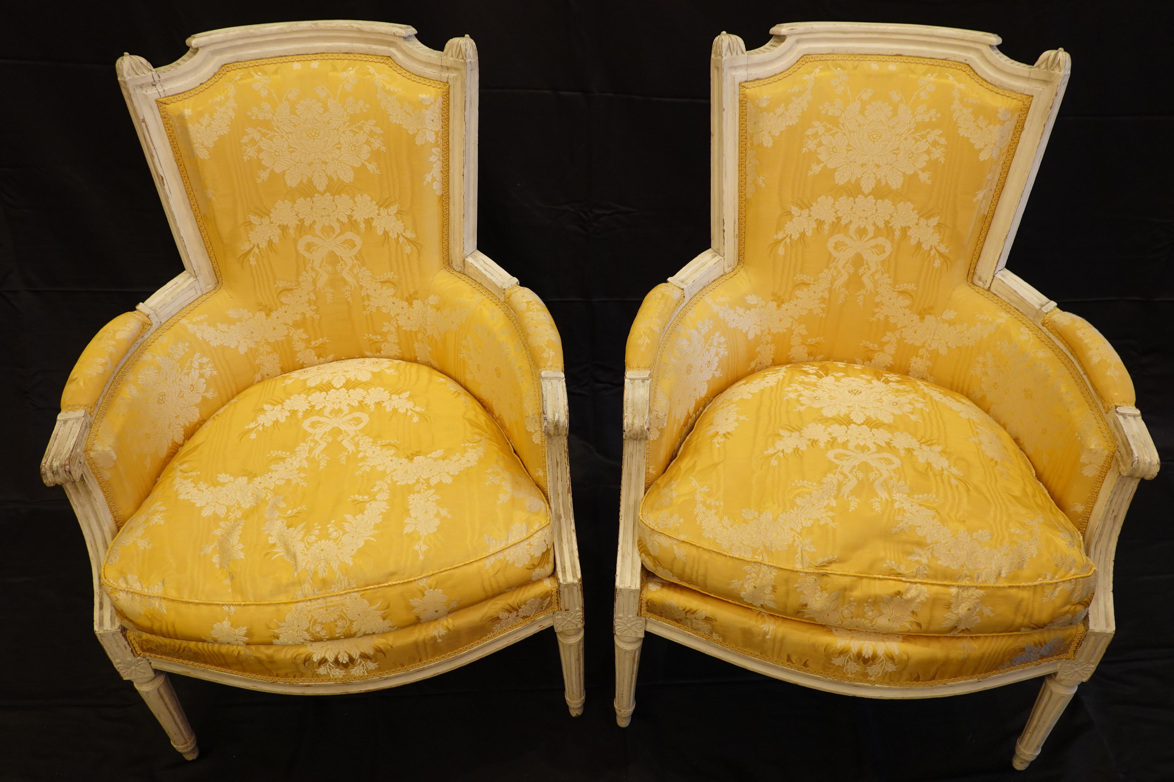 Pair of Louis XVI Period Bergères in Yellow Silk Lampas Fabric In Good Condition In Pembroke, MA