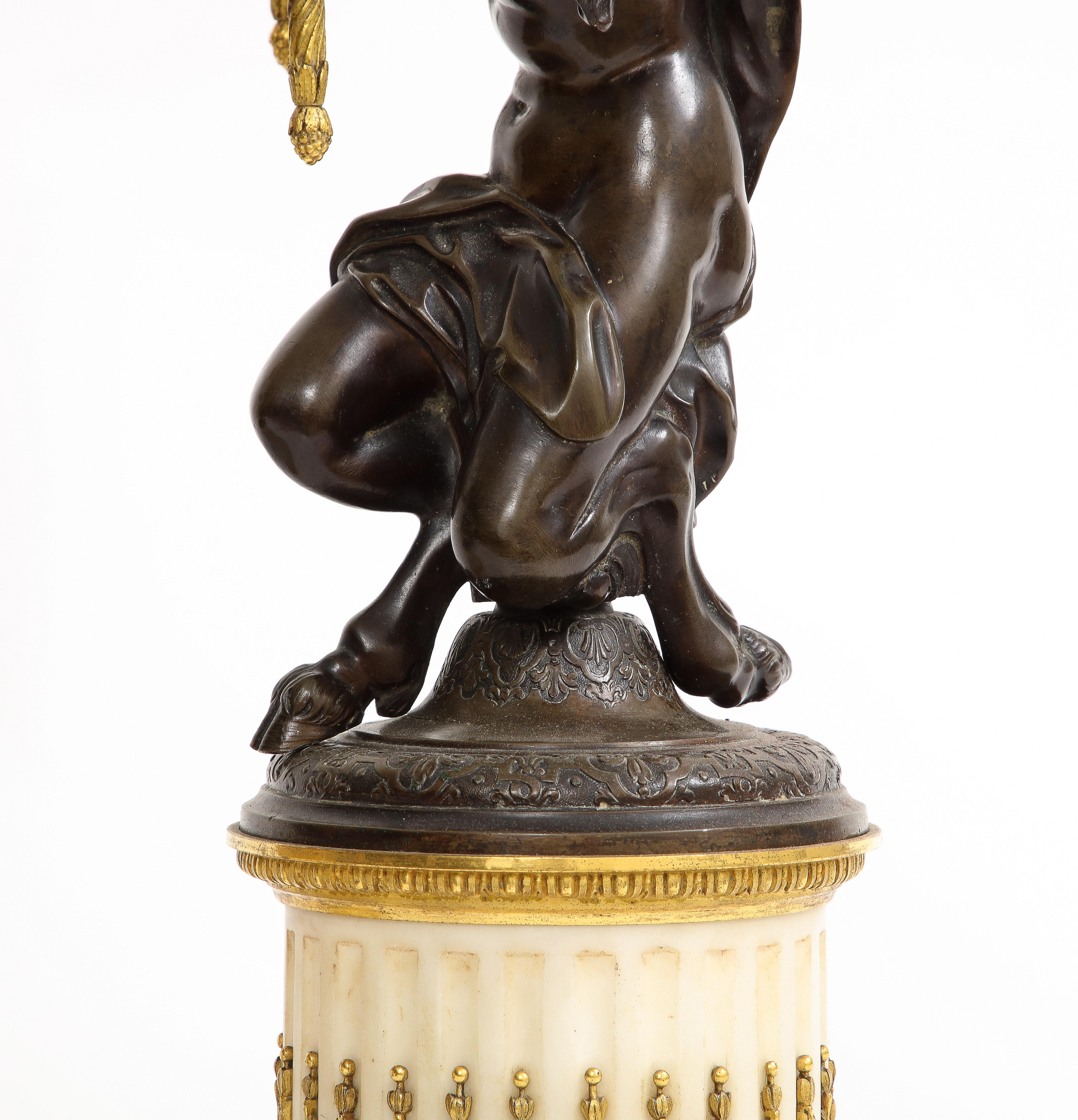 Paar figurale Cadelabrum aus der Louis-XVI-Periode, patiniert und mit Goldbronze auf Marmorsockeln im Angebot 2