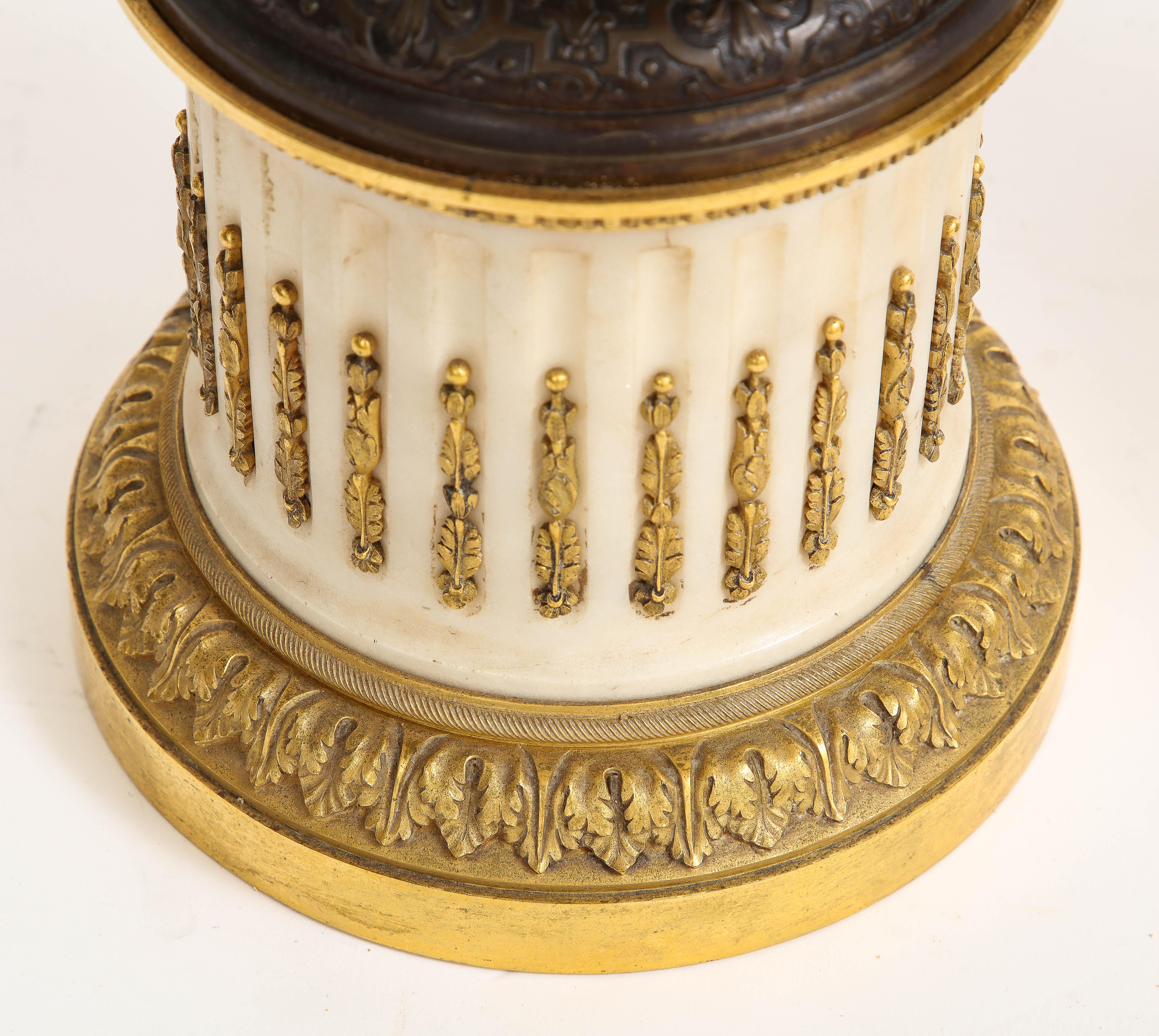 Paire de cadrans figuratifs d'époque Louis XVI en bronze doré et patiné sur socles en marbre en vente 4