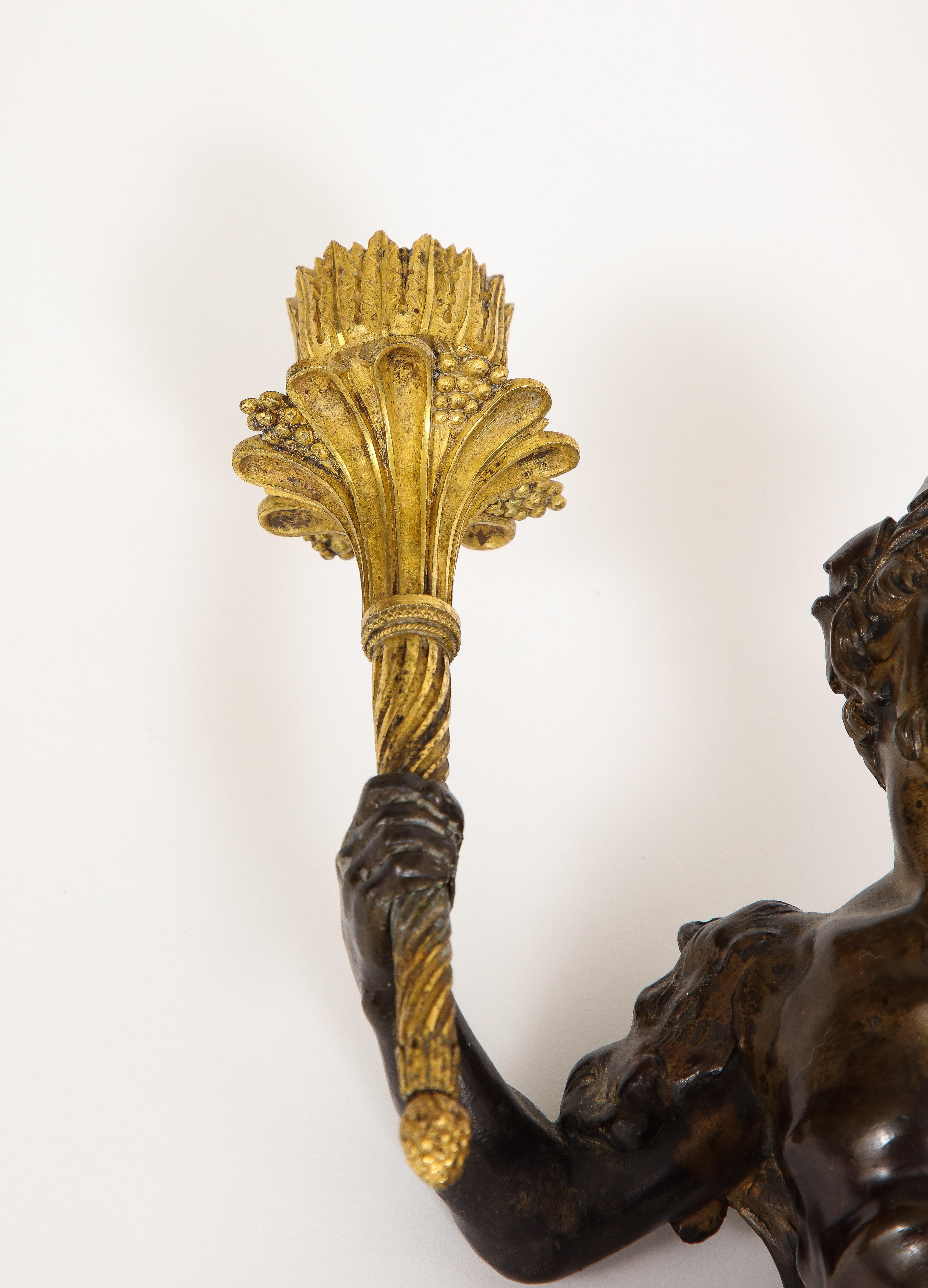 Paar figurale Cadelabrum aus der Louis-XVI-Periode, patiniert und mit Goldbronze auf Marmorsockeln im Angebot 7