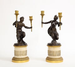 Paar figurale Cadelabrum aus der Louis-XVI-Periode, patiniert und mit Goldbronze auf Marmorsockeln
