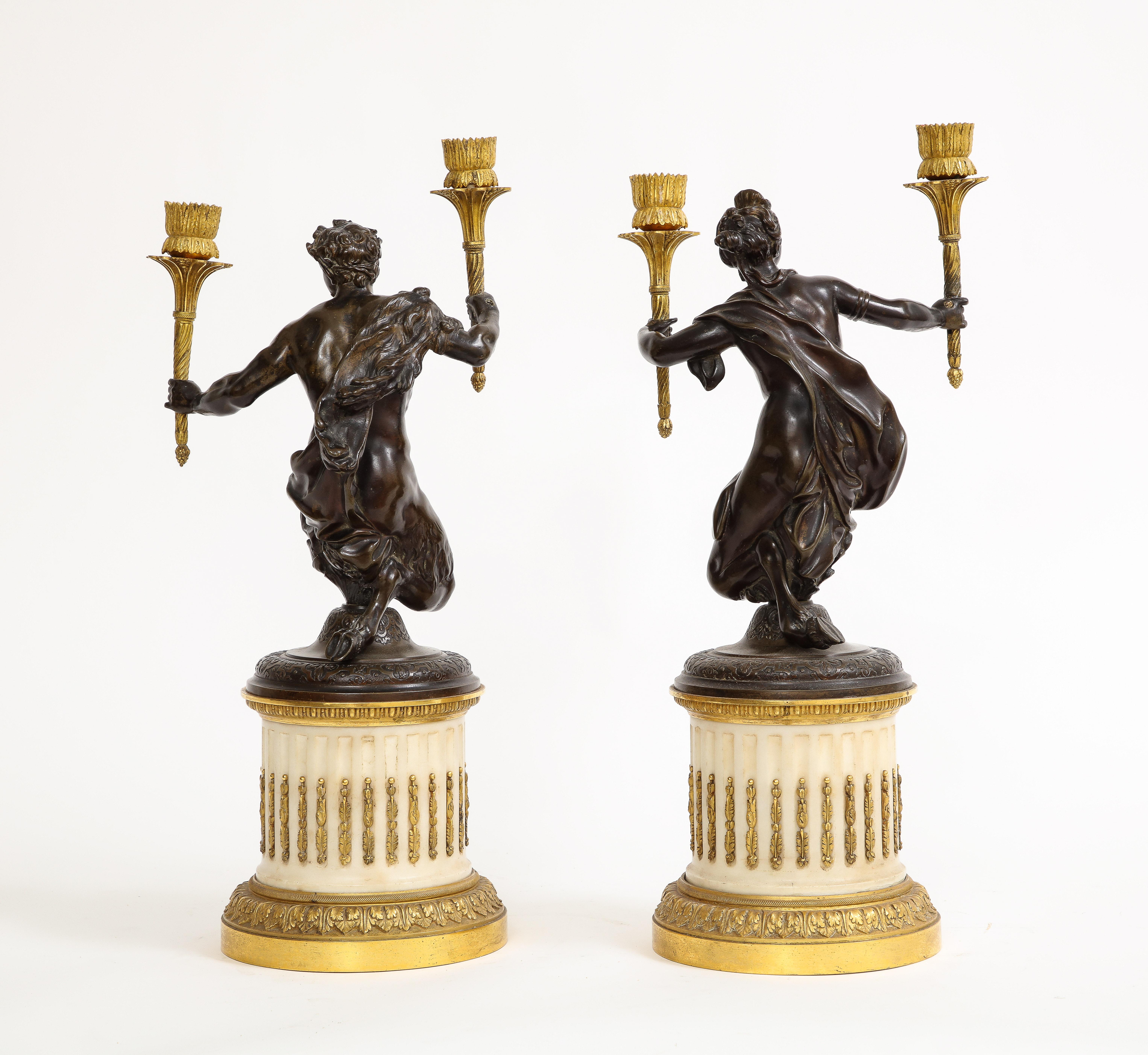 Paar figurale Cadelabrum aus der Louis-XVI-Periode, patiniert und mit Goldbronze auf Marmorsockeln (Louis XVI.) im Angebot