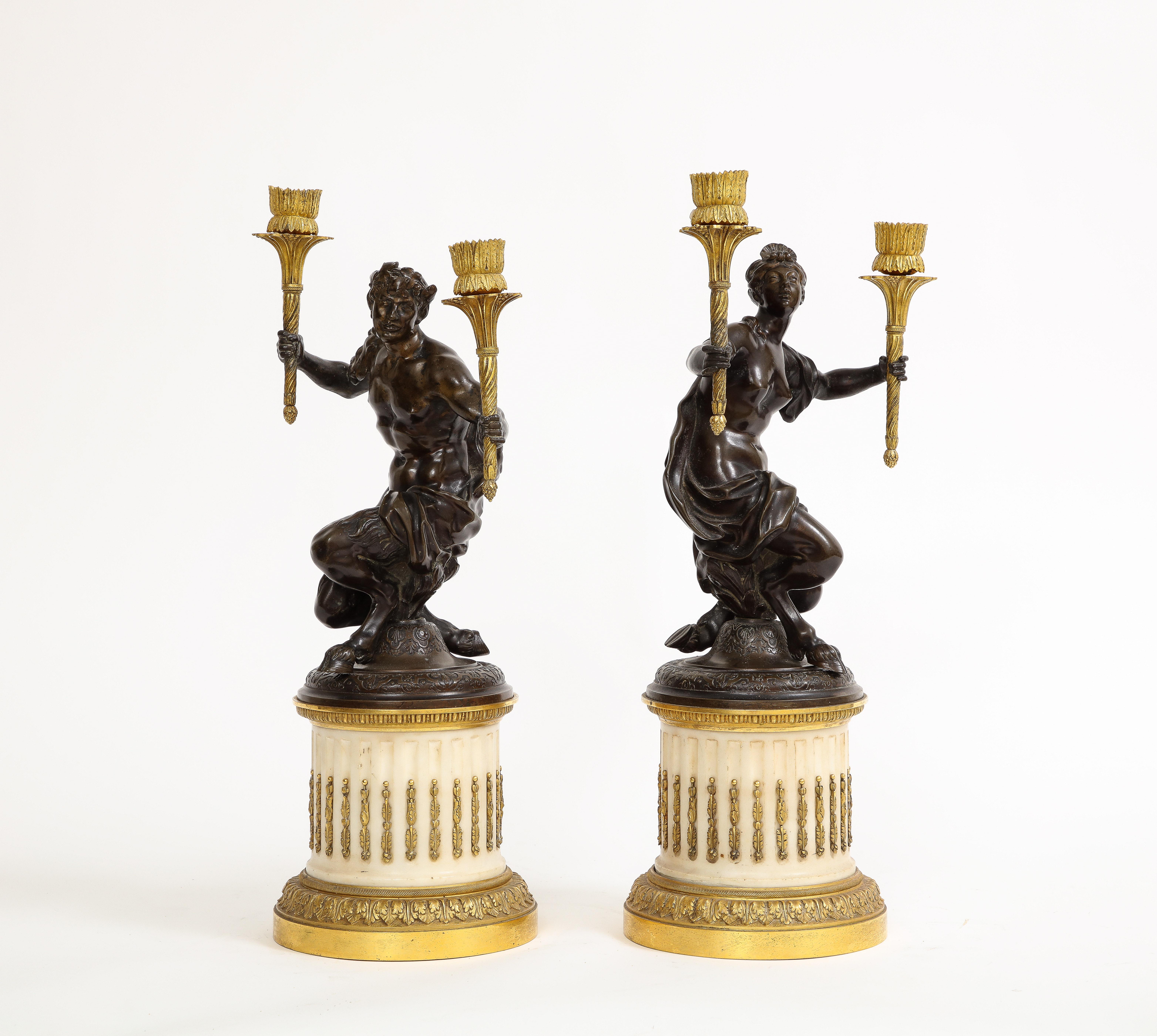 Paar figurale Cadelabrum aus der Louis-XVI-Periode, patiniert und mit Goldbronze auf Marmorsockeln (Französisch) im Angebot