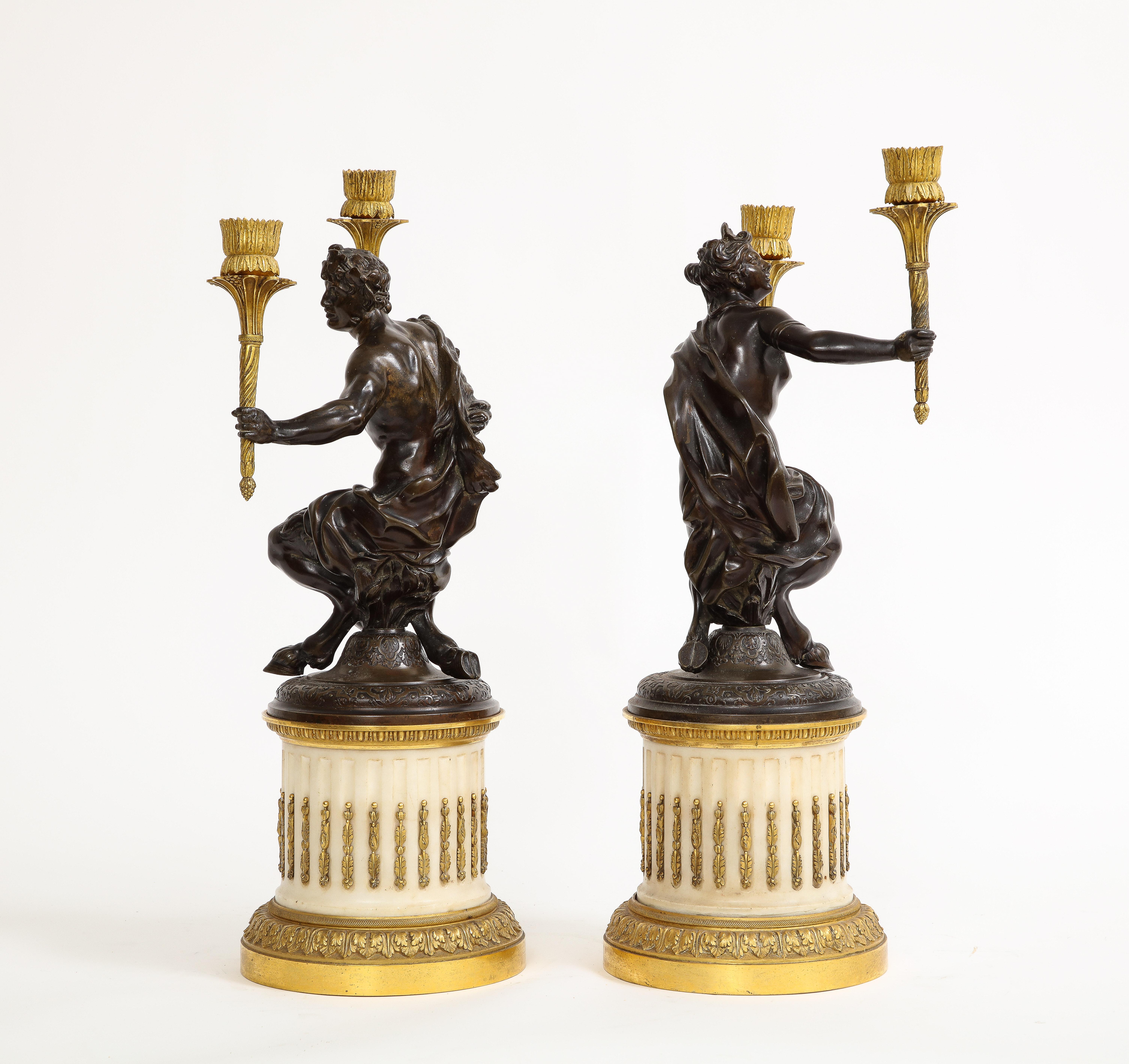 Paar figurale Cadelabrum aus der Louis-XVI-Periode, patiniert und mit Goldbronze auf Marmorsockeln (Vergoldet) im Angebot