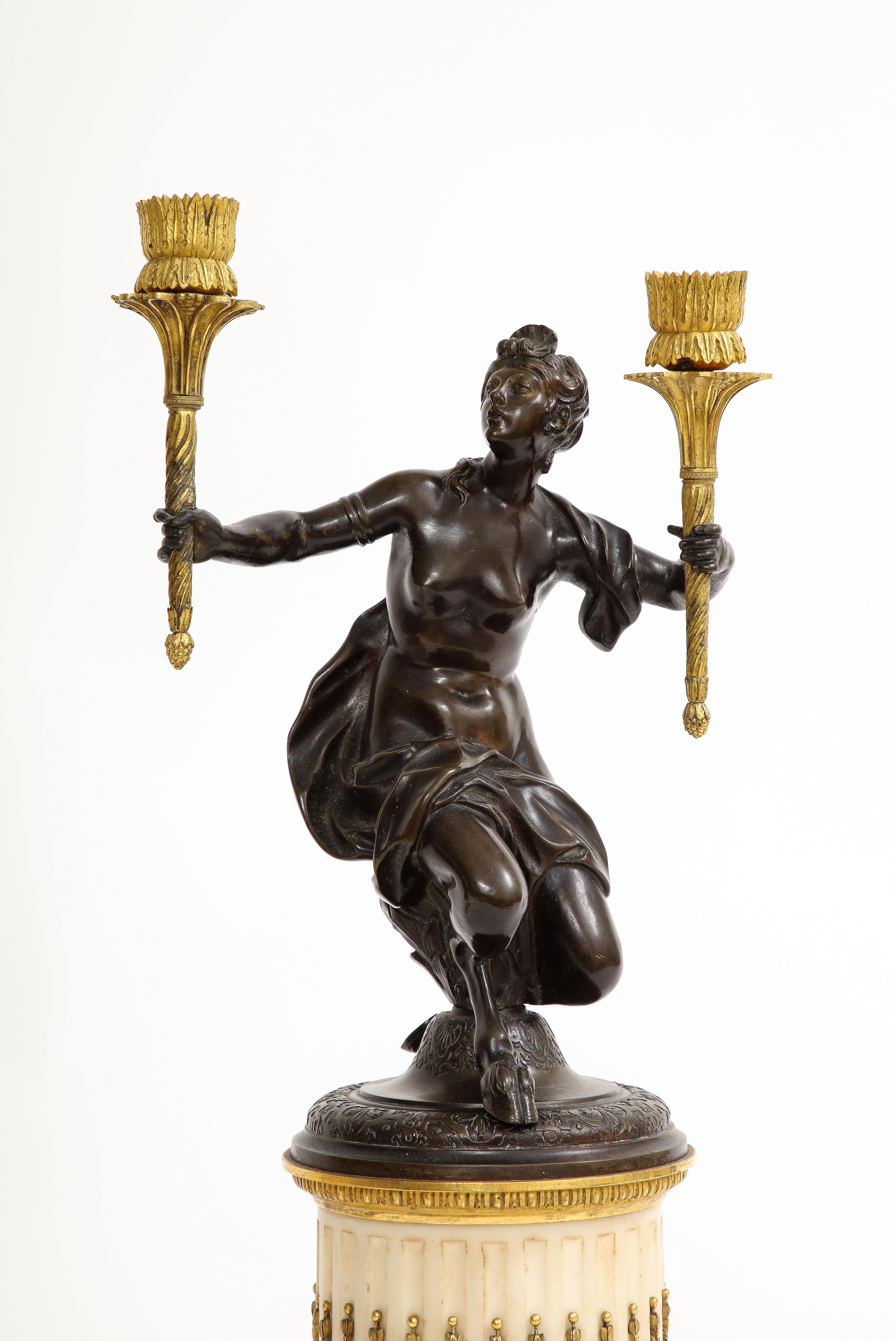Paar figurale Cadelabrum aus der Louis-XVI-Periode, patiniert und mit Goldbronze auf Marmorsockeln im Zustand „Gut“ im Angebot in New York, NY