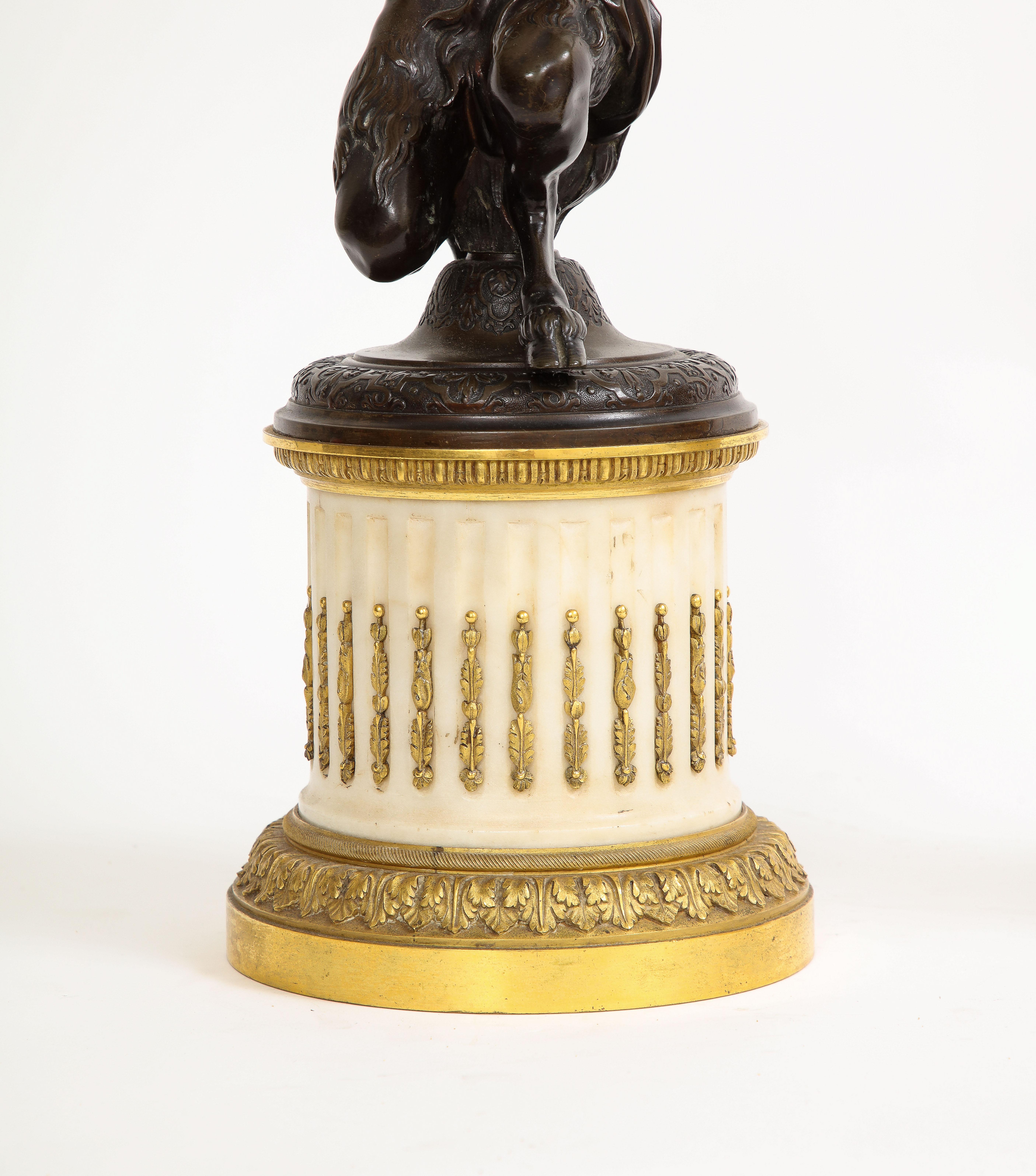 Paar figurale Cadelabrum aus der Louis-XVI-Periode, patiniert und mit Goldbronze auf Marmorsockeln im Angebot 1