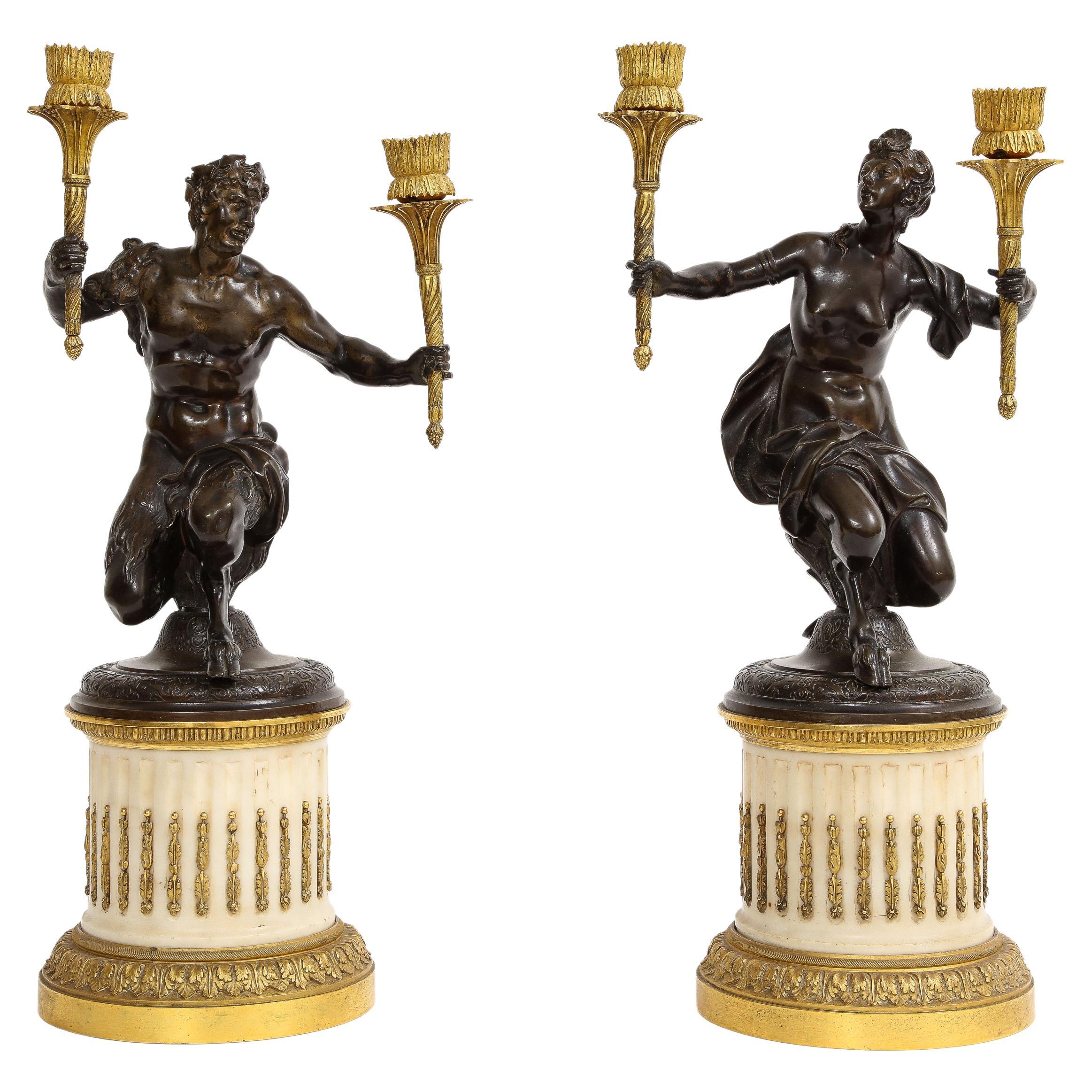 Paar figurale Cadelabrum aus der Louis-XVI-Periode, patiniert und mit Goldbronze auf Marmorsockeln im Angebot