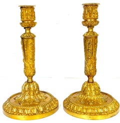 Par de candelabros de bronce dorado al estilo Luis XVI, franceses, Belle Époque, hacia 1880-1900