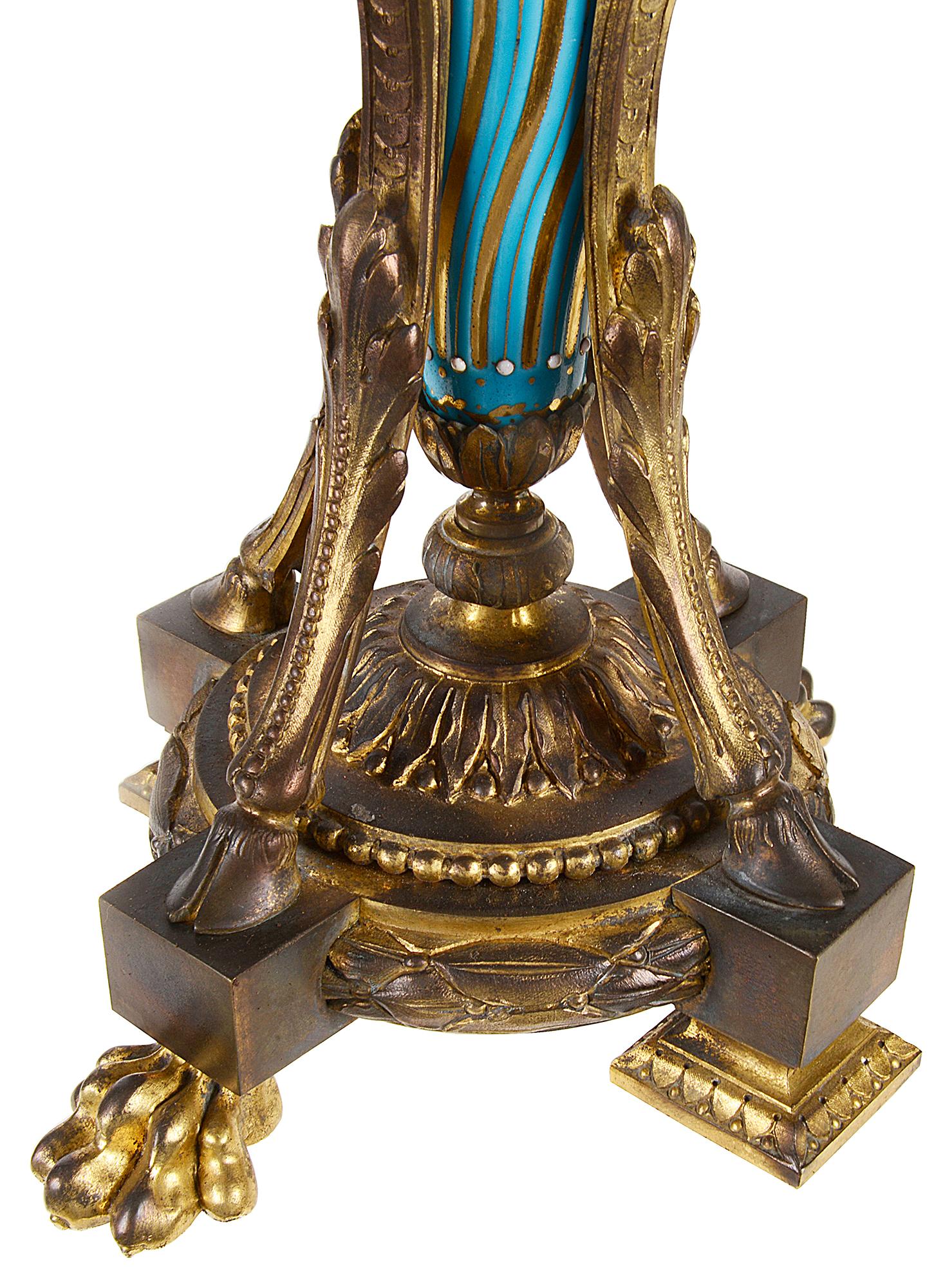 Paar vergoldete Louis-XVI.-Kandelaber im Sevres-Stil (Goldbronze) im Angebot