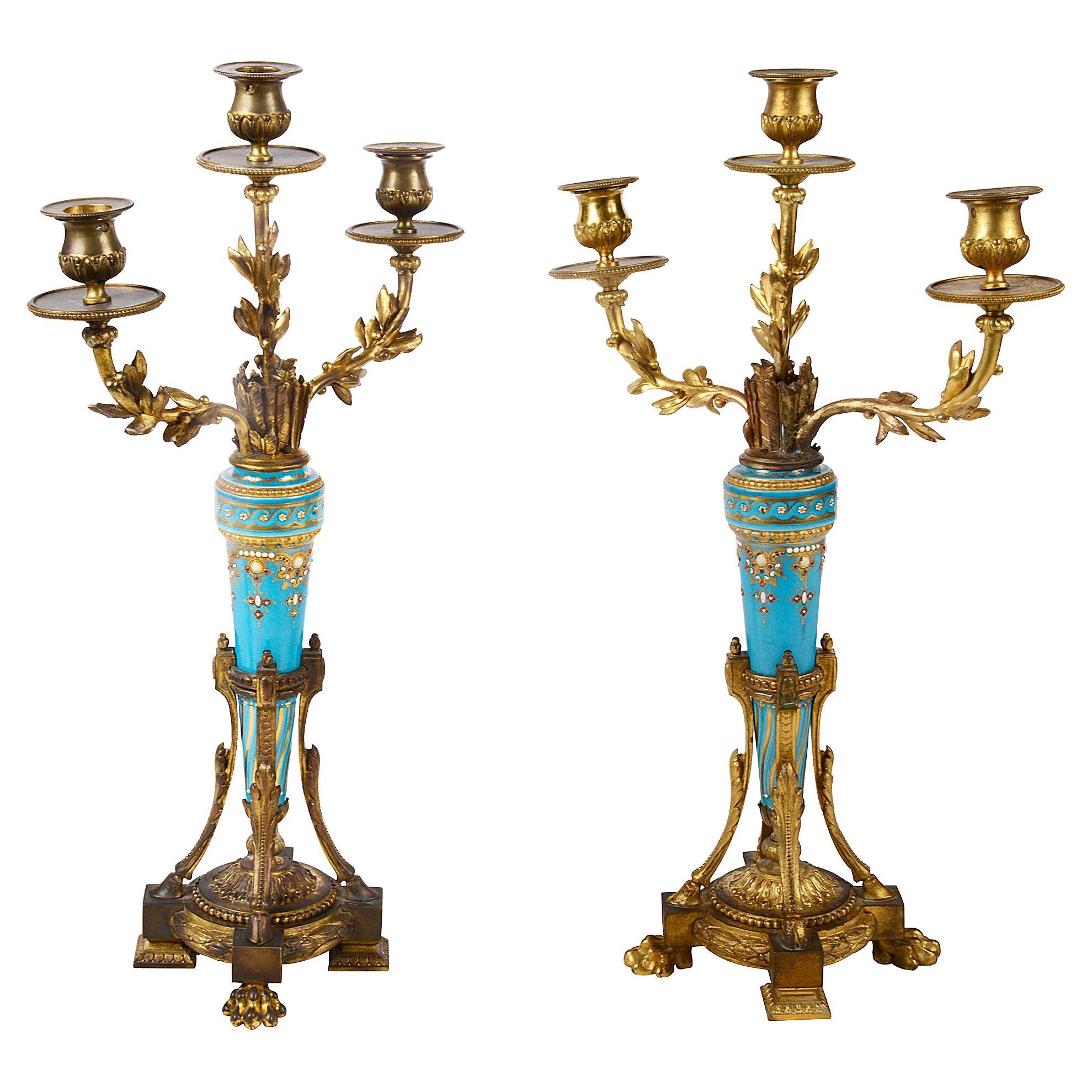 Paar vergoldete Louis-XVI.-Kandelaber im Sevres-Stil im Angebot