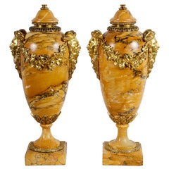 Paire de vases Louis XVI en marbre de Sienne