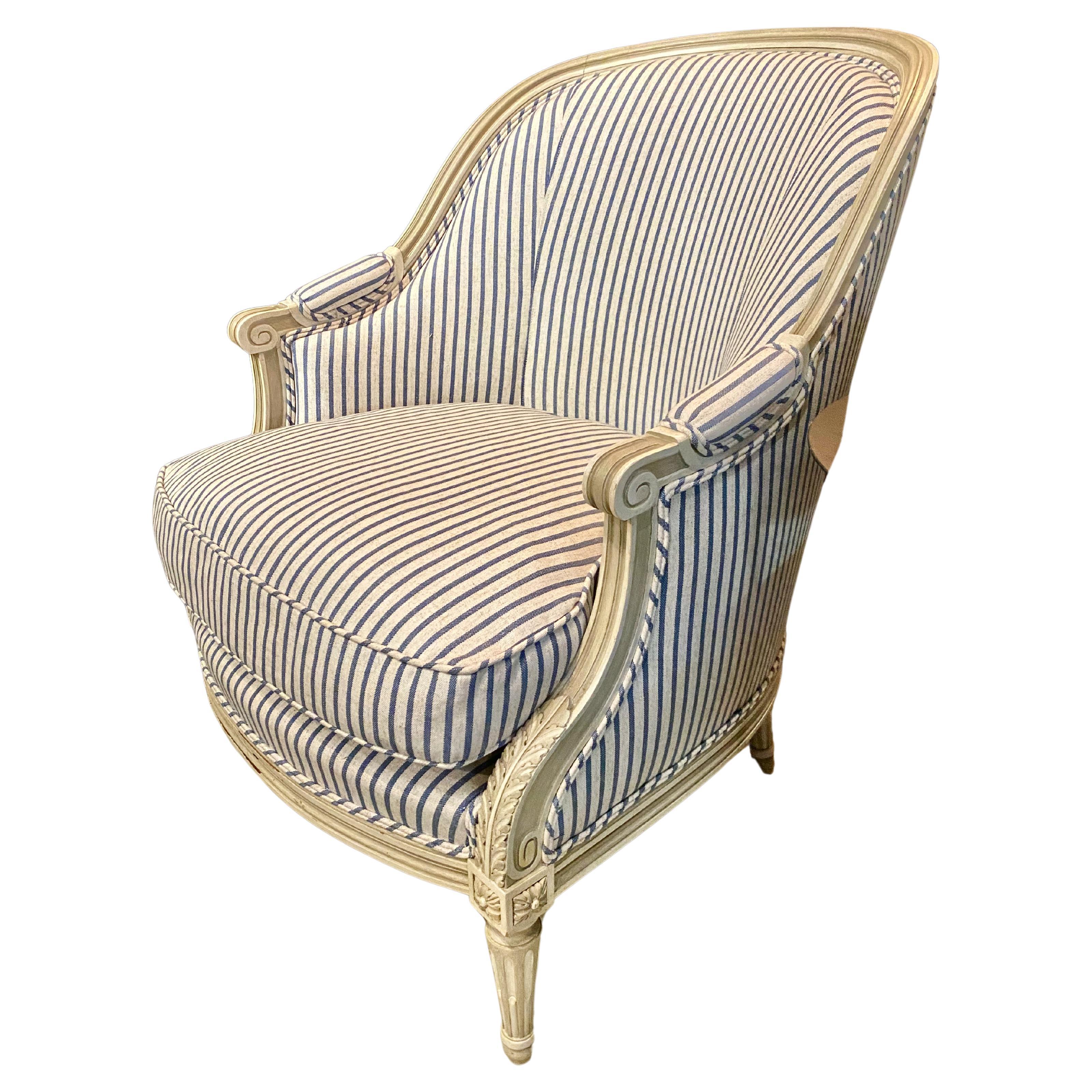 Il s'agit d'une paire exceptionnelle de bergères à dossier en tonneau peintes de style Louis XVI, datant de la première moitié du XXe siècle. Les chaises à dossier en forme de tonneau ou de baignoire sont la forme la plus recherchée de bergerie,