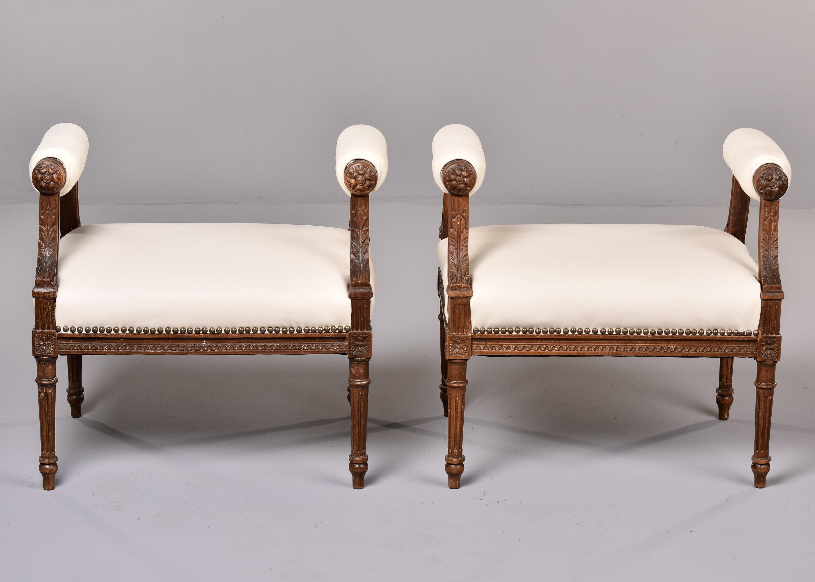Ottone Coppia di panche in stile Luigi XVI con alti bracci imbottiti e pelle nuova in vendita