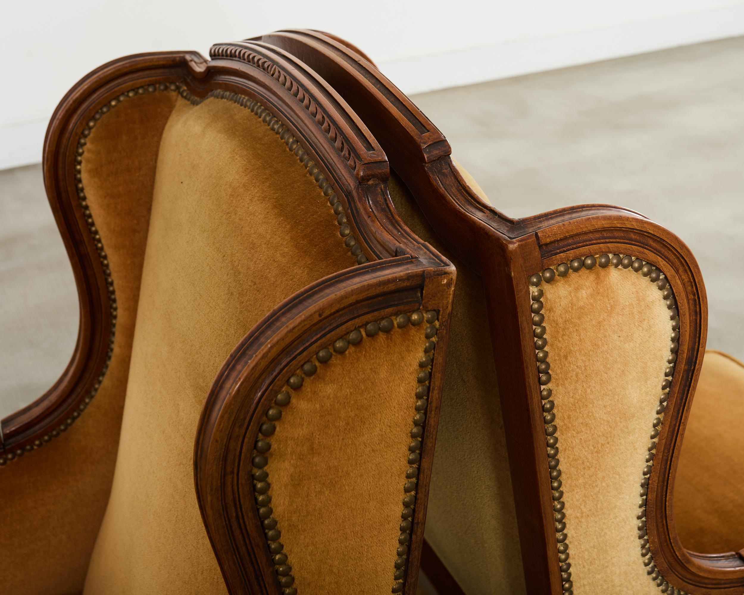 Pareja de sillones orejeros Bergere á Oreilles estilo Luis XVI en venta 9