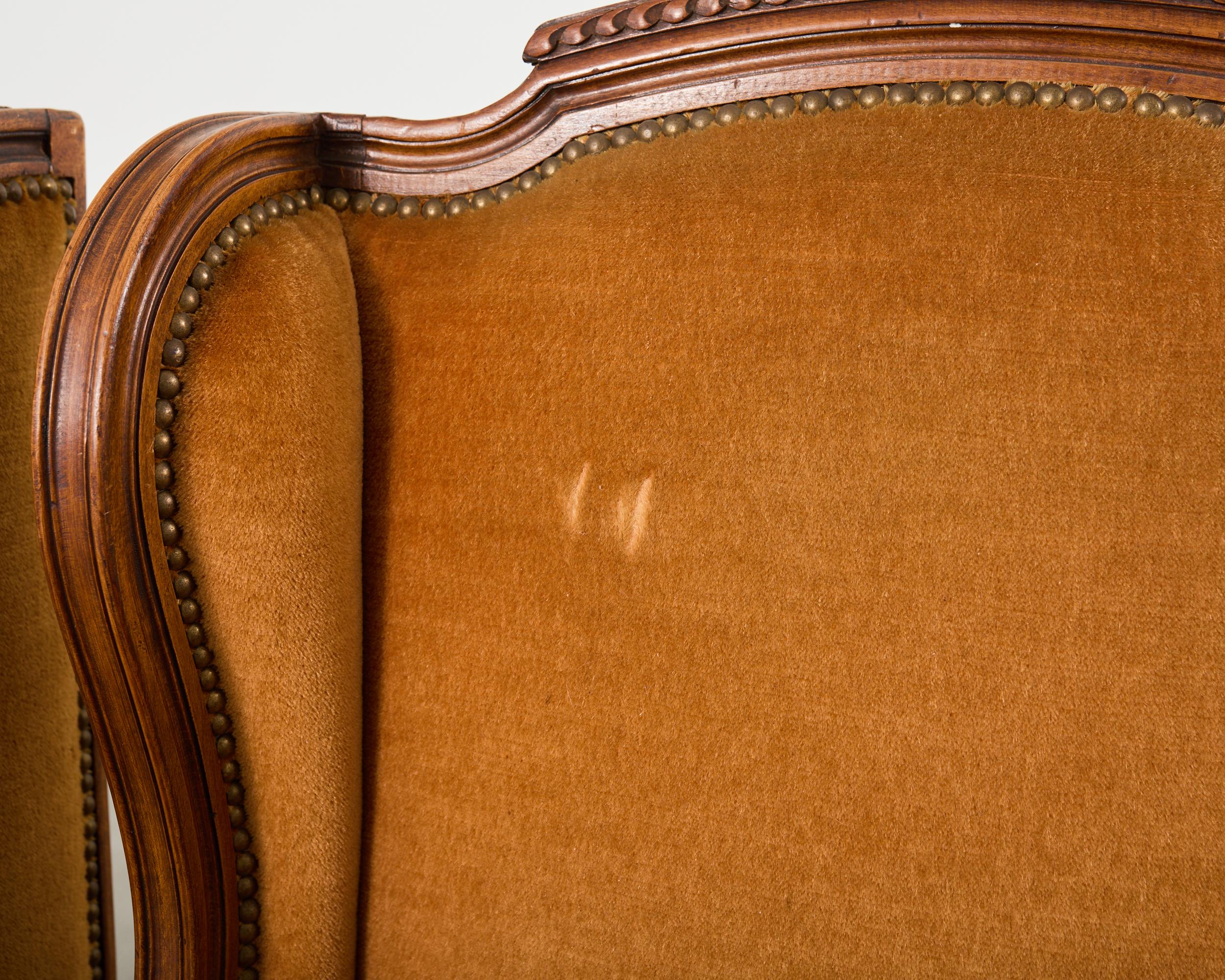 Pareja de sillones orejeros Bergere á Oreilles estilo Luis XVI en venta 11