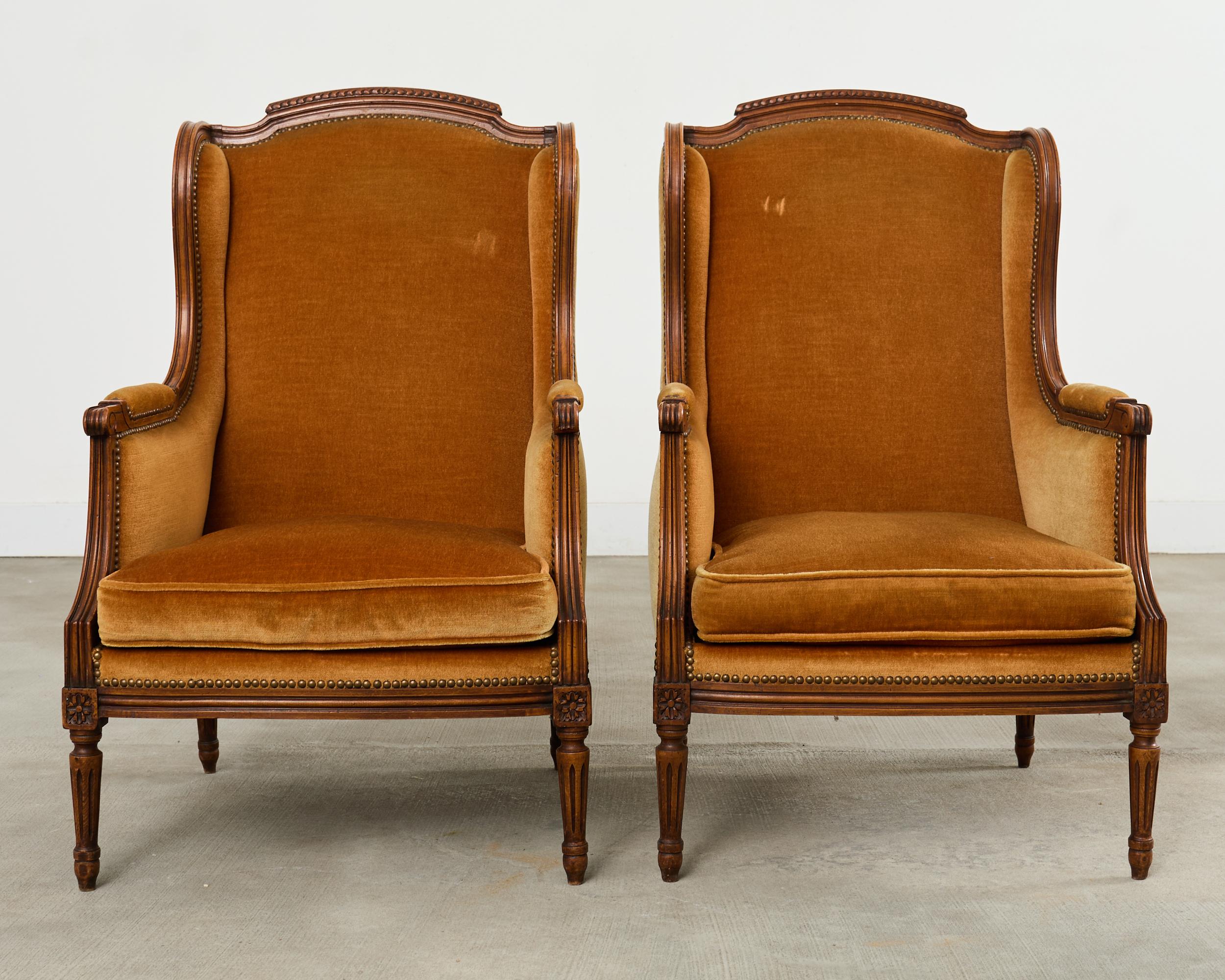 Pareja de sillones orejeros Bergere á Oreilles estilo Luis XVI Francés en venta