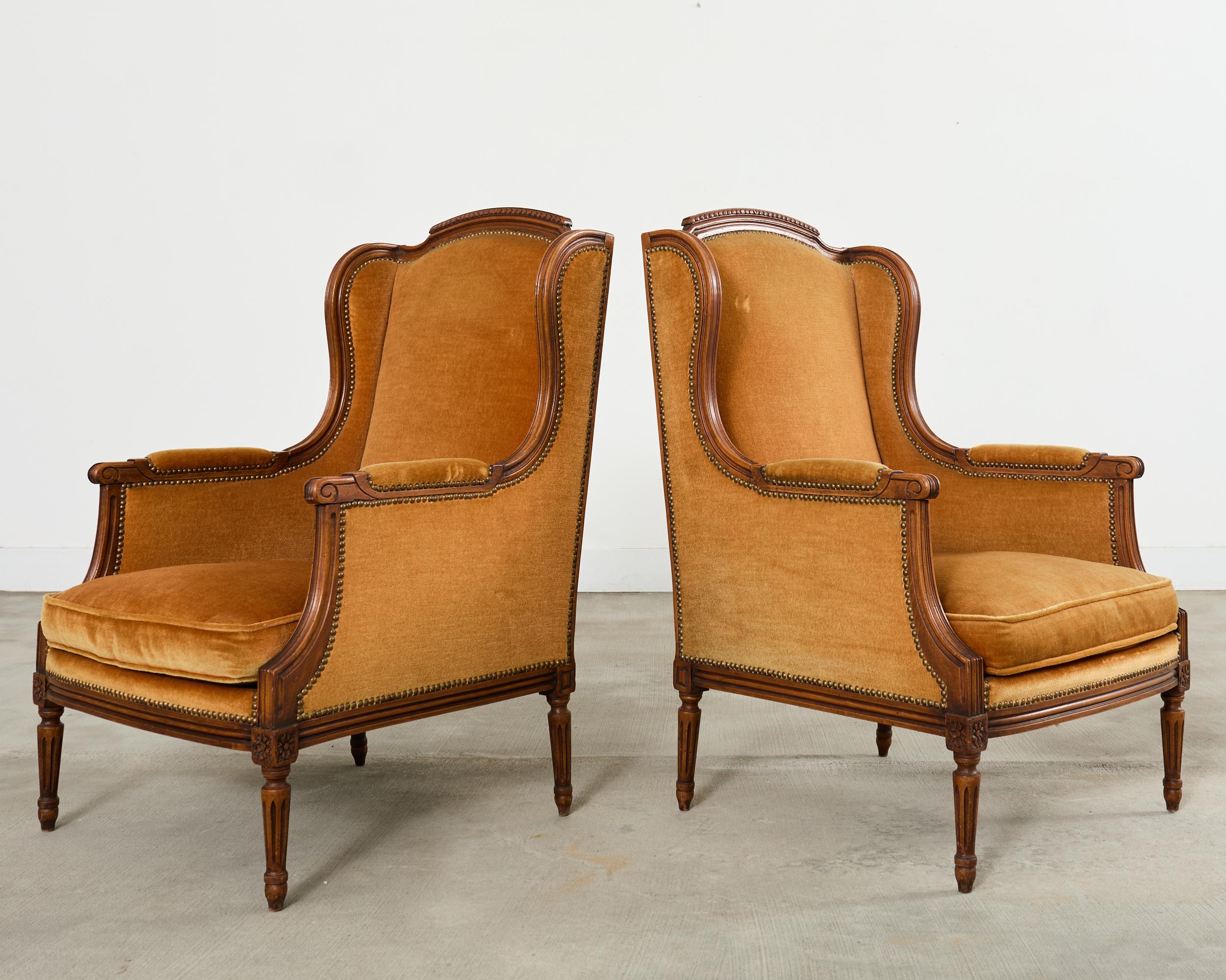 Pareja de sillones orejeros Bergere á Oreilles estilo Luis XVI Patinado en venta