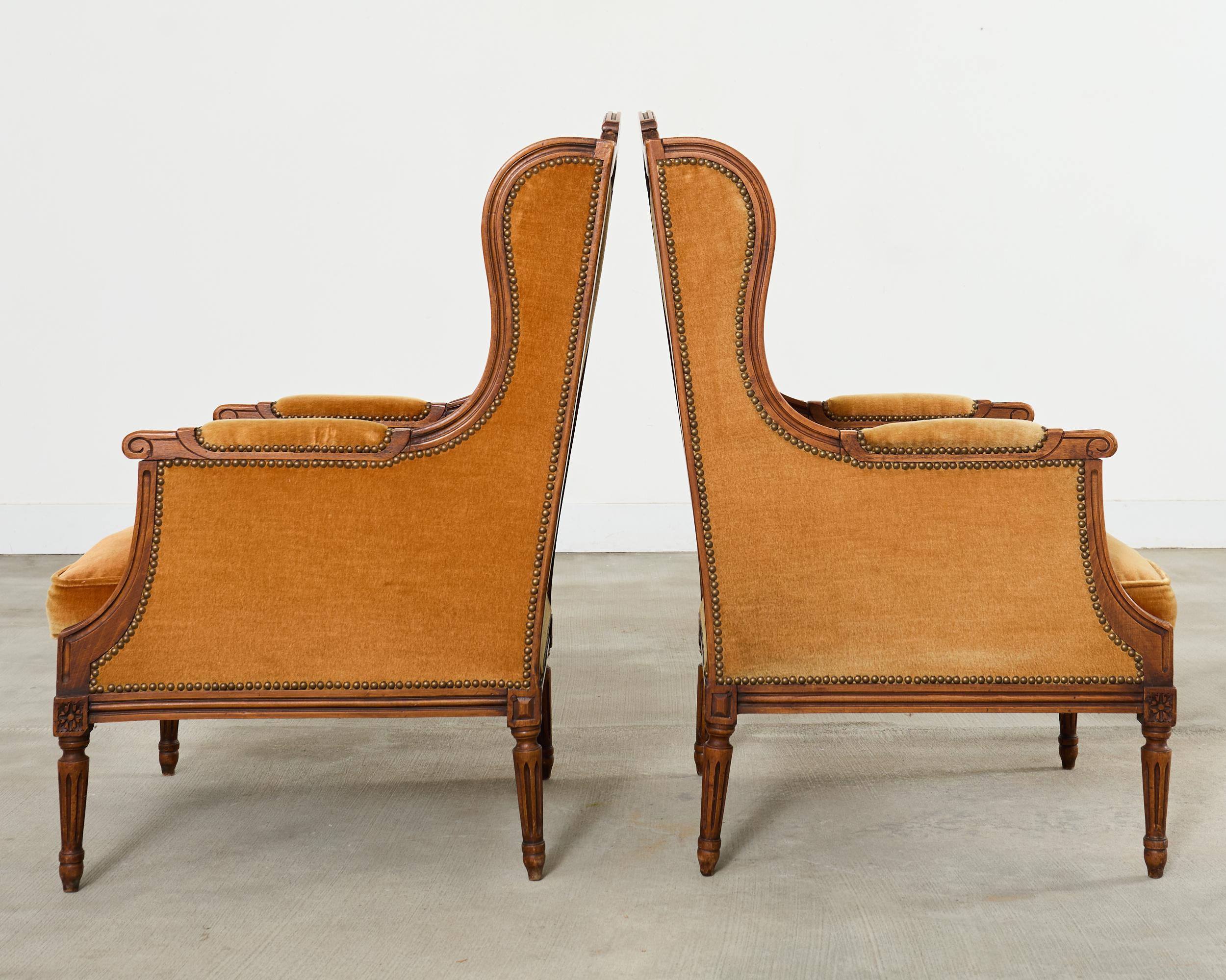 Pareja de sillones orejeros Bergere á Oreilles estilo Luis XVI en Bueno estado para la venta en Rio Vista, CA
