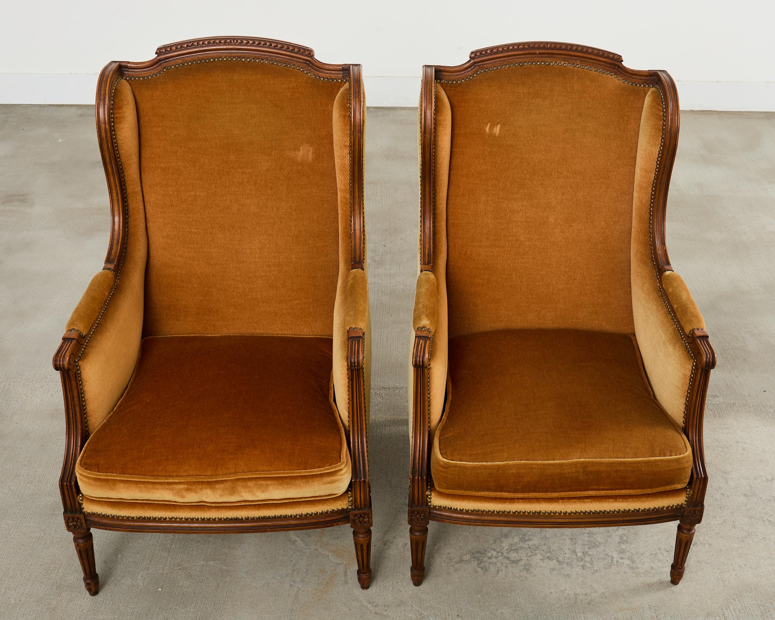 Pareja de sillones orejeros Bergere á Oreilles estilo Luis XVI siglo XX en venta