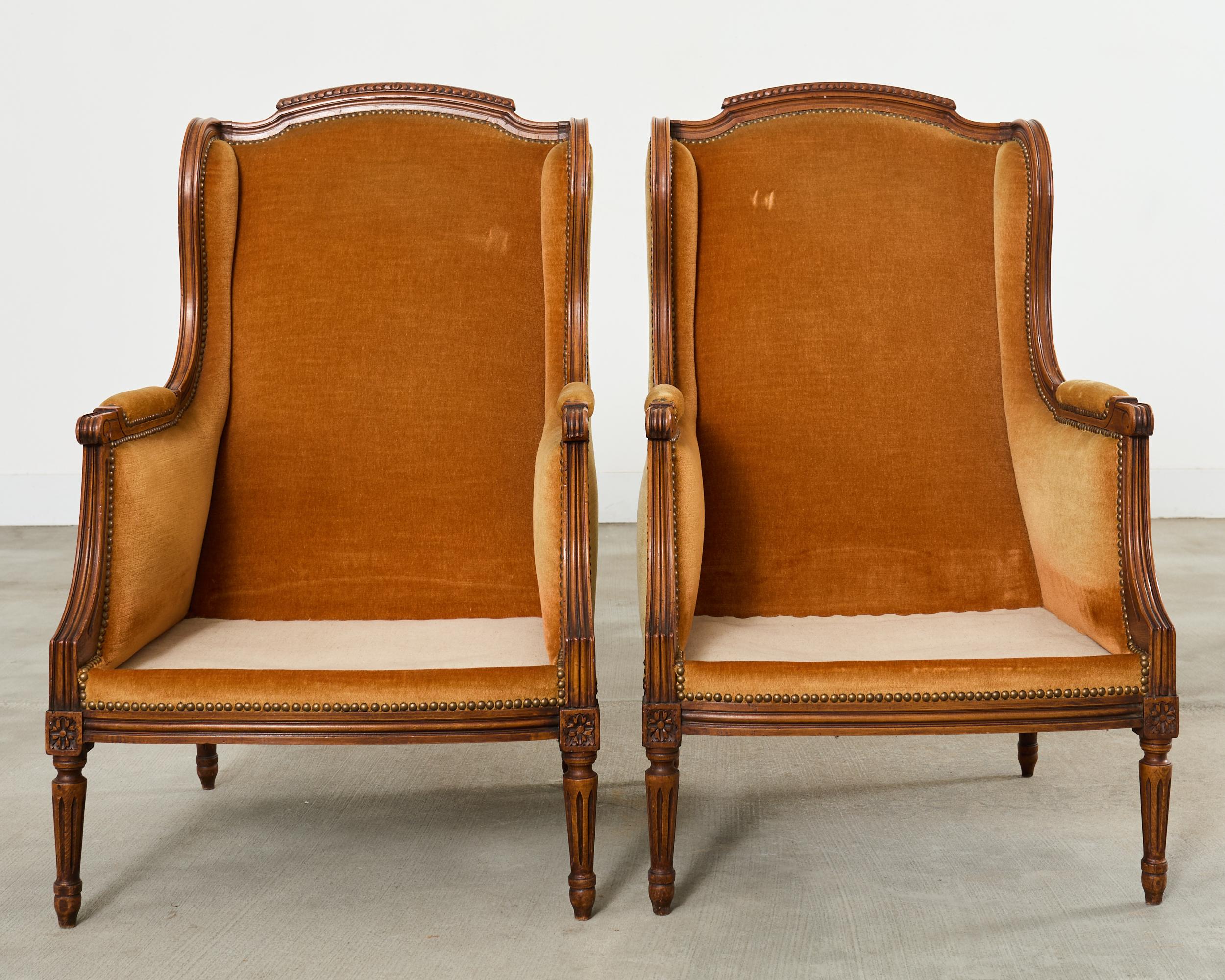 Pareja de sillones orejeros Bergere á Oreilles estilo Luis XVI Latón en venta