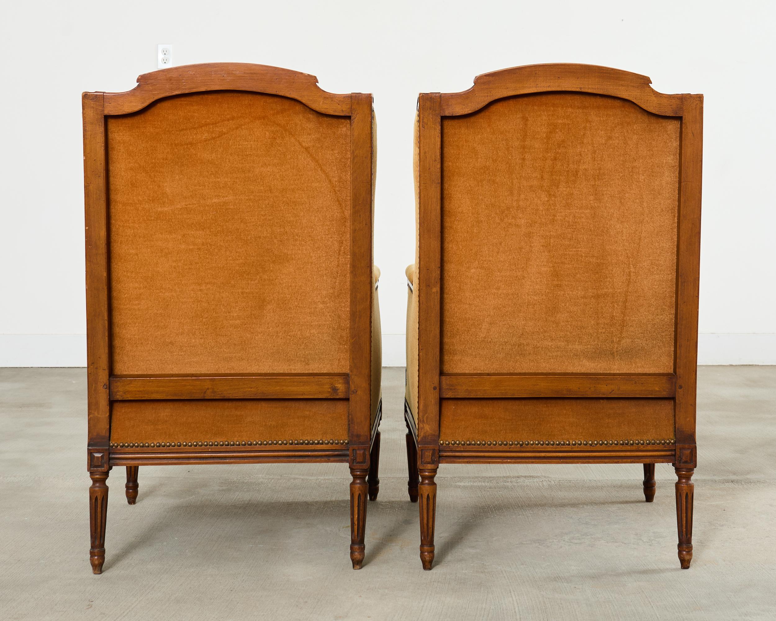 Pareja de sillones orejeros Bergere á Oreilles estilo Luis XVI en venta 1